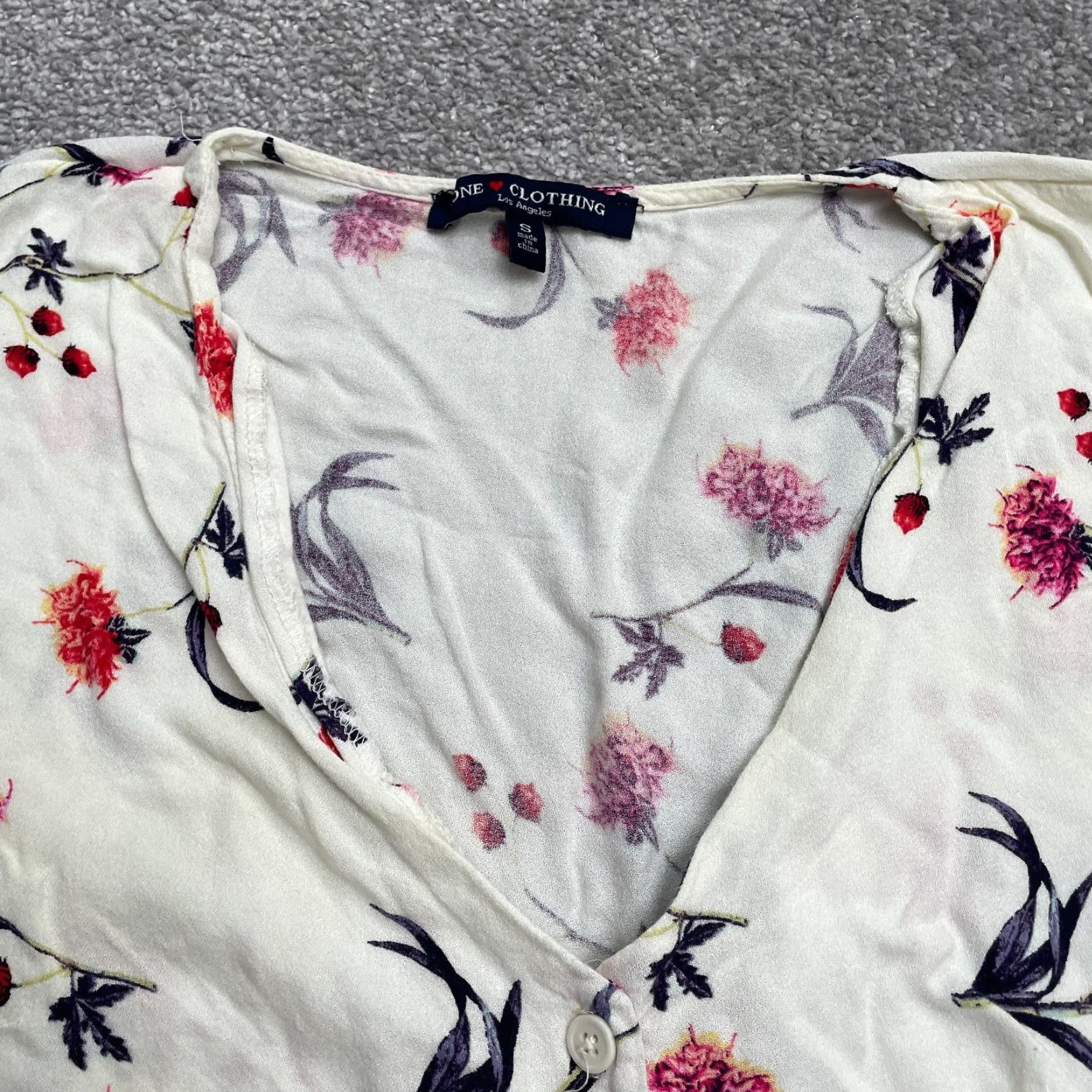 Acme Clothing One Clothing Button Up Dainty Floral Top Womens Small White Short Sleeve V-Neck Size S / US 4 / IT 40 - 4 Thumbnail