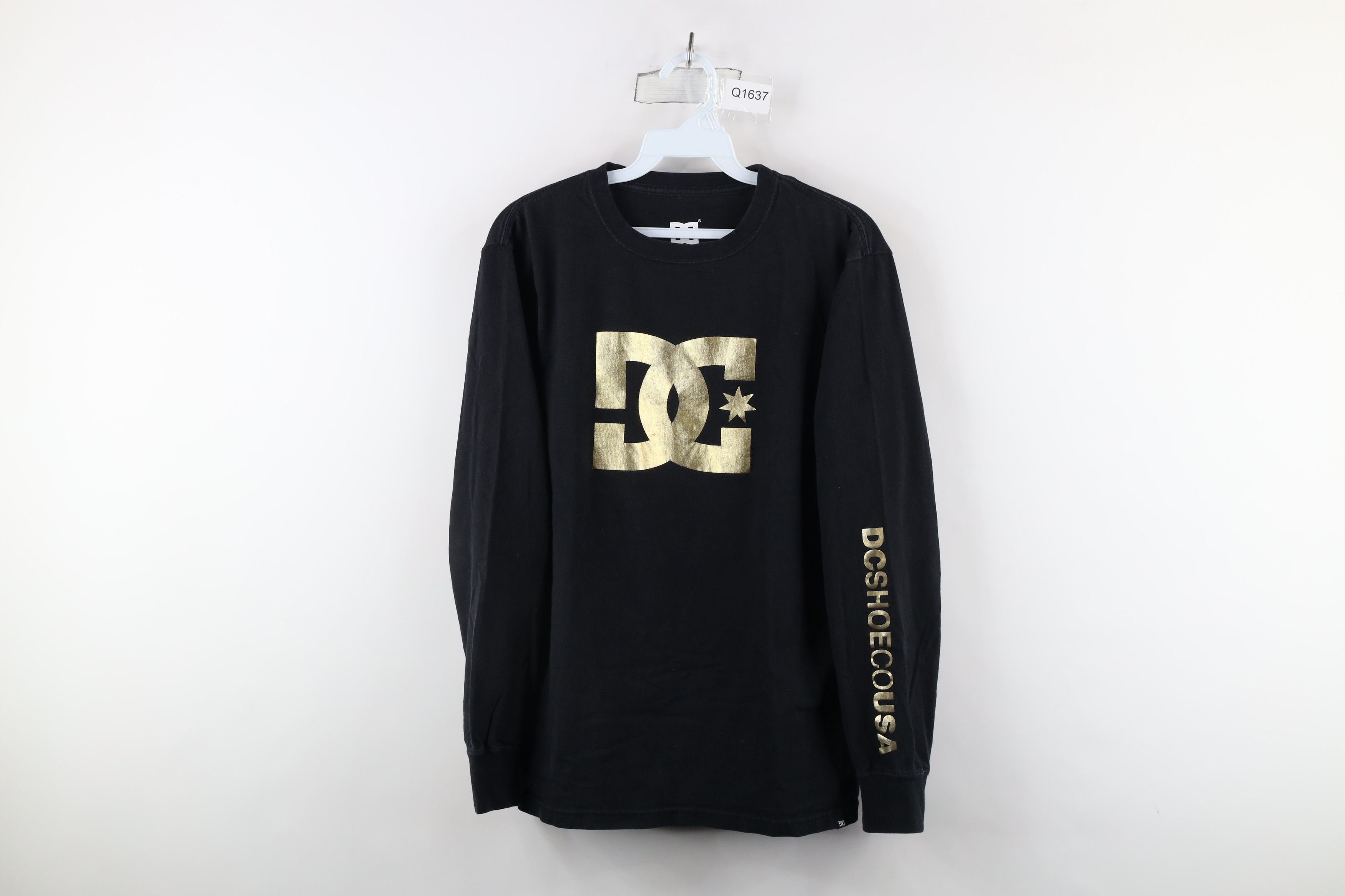 Vintage Vintage DC Shoes Skateboarding Spell Out Long Sleeve T-Shirt Size US M / EU 48-50 / 2 - 1 Thumbnail