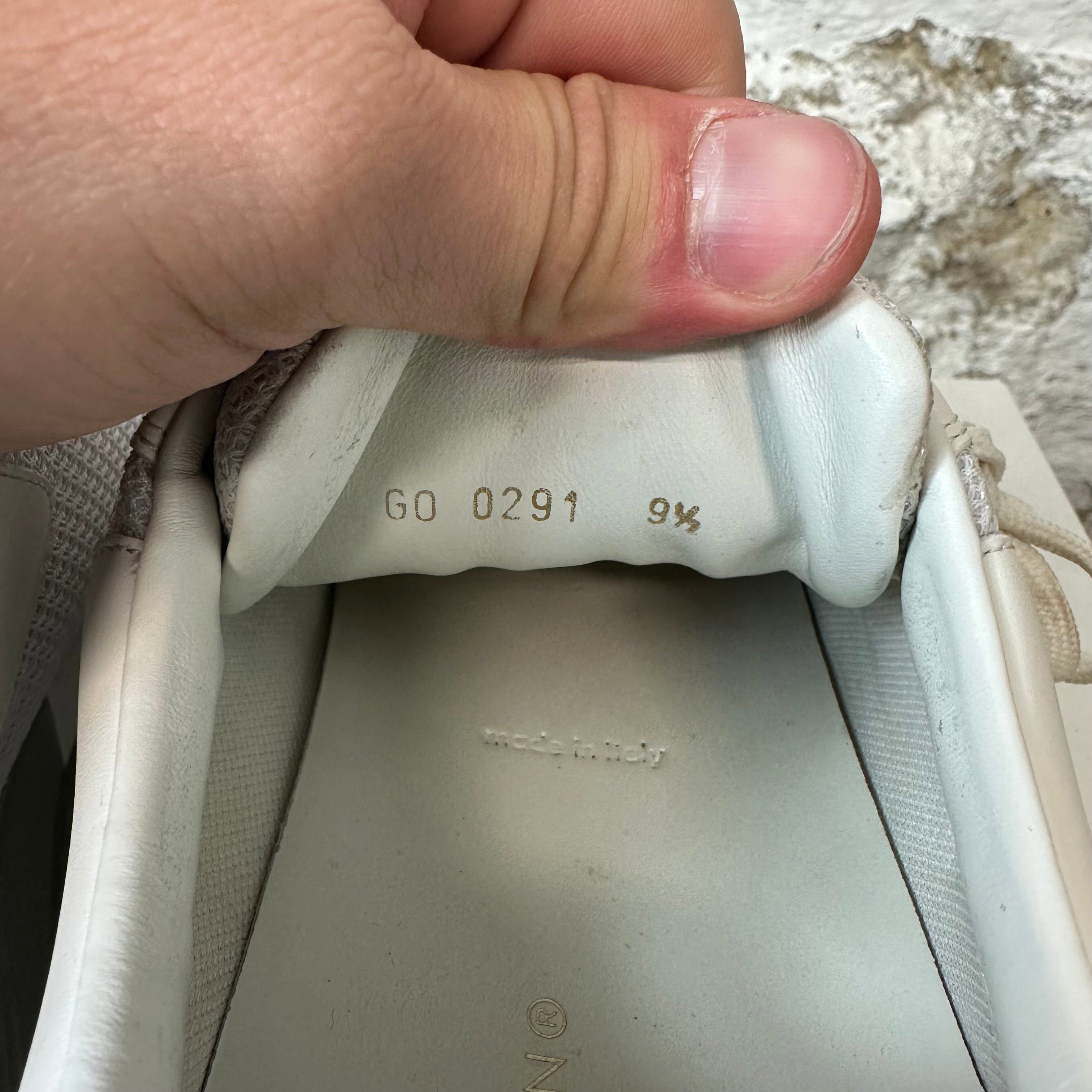 Louis Vuitton Louis Vuitton Silver White Runaway Sneaker Sz 11 (9.5LV) Size US 11 / EU 44 - 7 Thumbnail