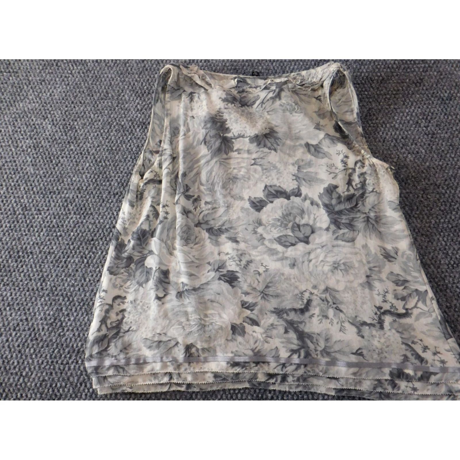 Talbots Talbots Blouse Petites 8P Gray Floral Silk Rayon Crew Neck Short Sleeve Pullover Casual Women’s Top Size M / US 6-8 / IT 42-44 - 7 Thumbnail