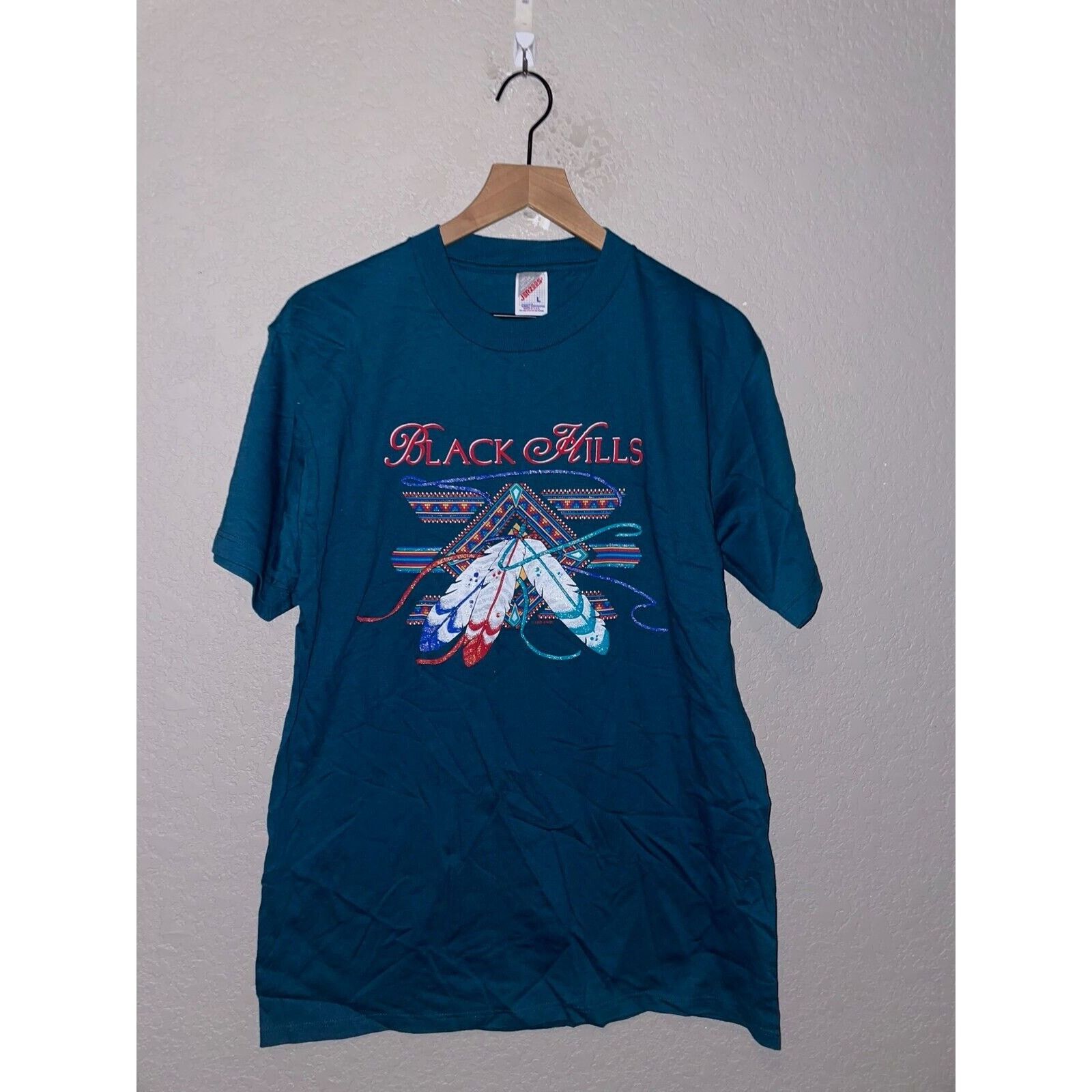 Jerzees 90s Black Hills Native American Tribal Green Shirt Graphic Size US L / EU 52-54 / 3 - 1 Thumbnail