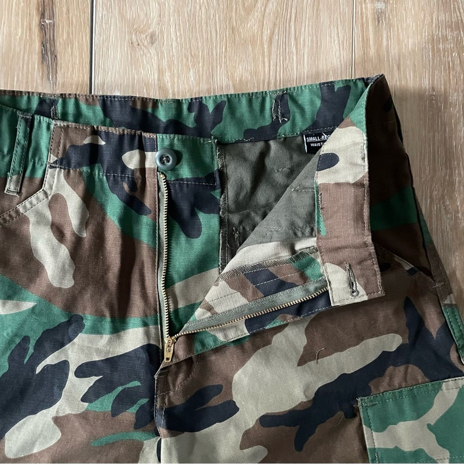 Urban Renewal Urban Outfitters Urban Renewal Remade Camo Cut-Off Short S Size 31" - 5 Thumbnail
