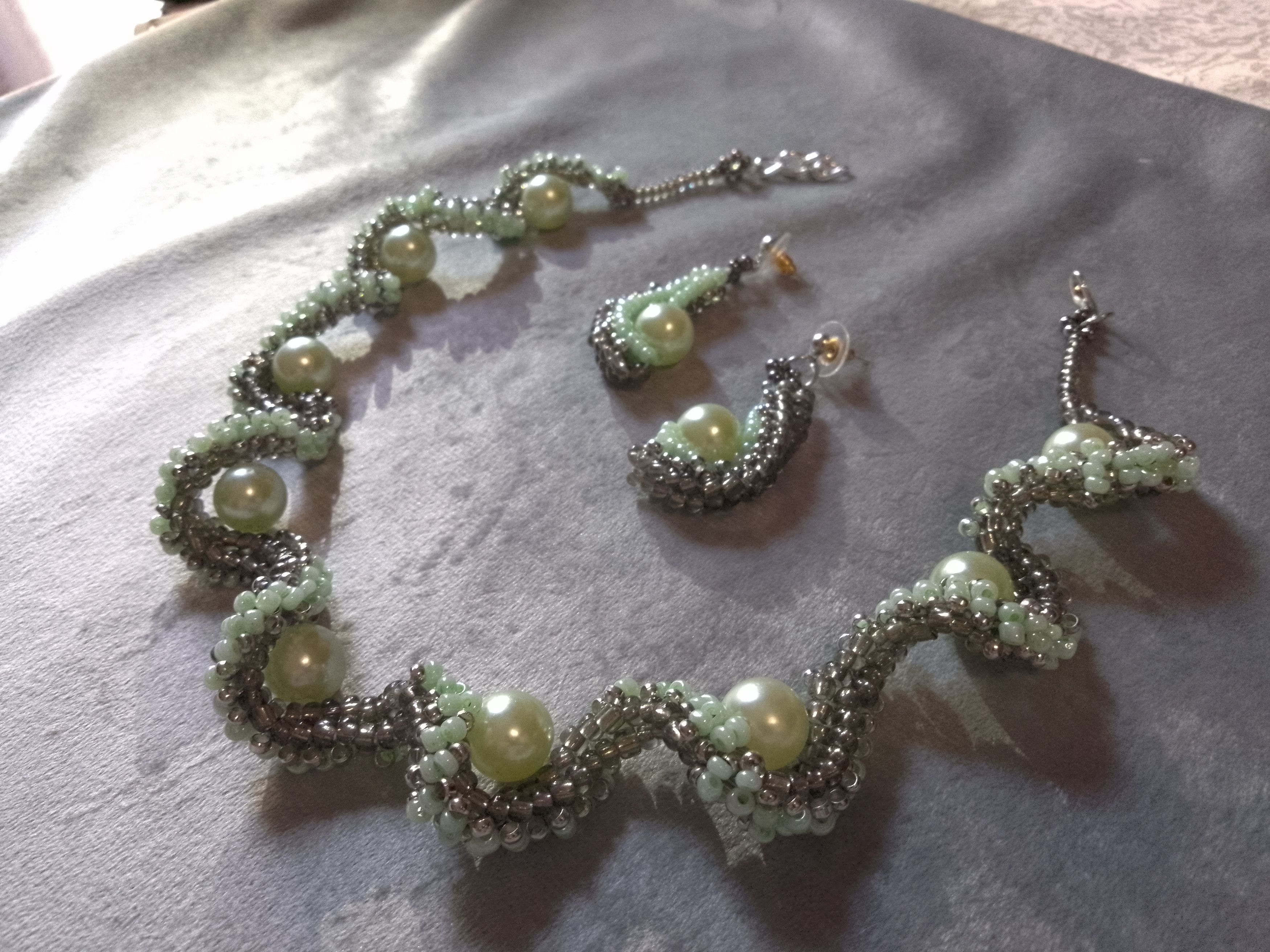 Handmade Necklace Green Pearls Wavy Pattern Elegant Vintage style Size ONE SIZE - 2 Thumbnail
