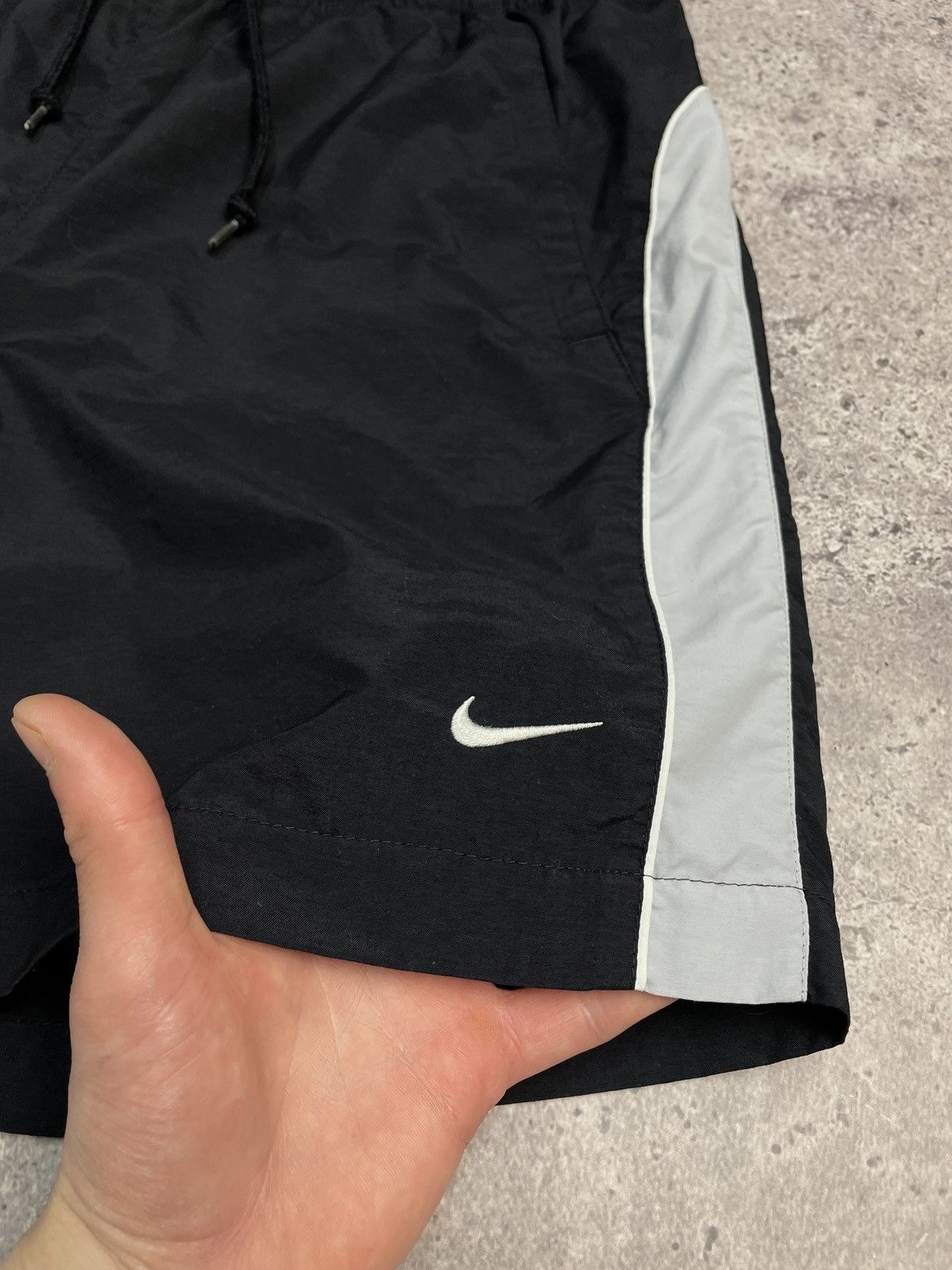 Vintage Vintage Nike Shorts Mini Swoosh Logo 00s Style Size US 32 / EU 48 - 4 Thumbnail