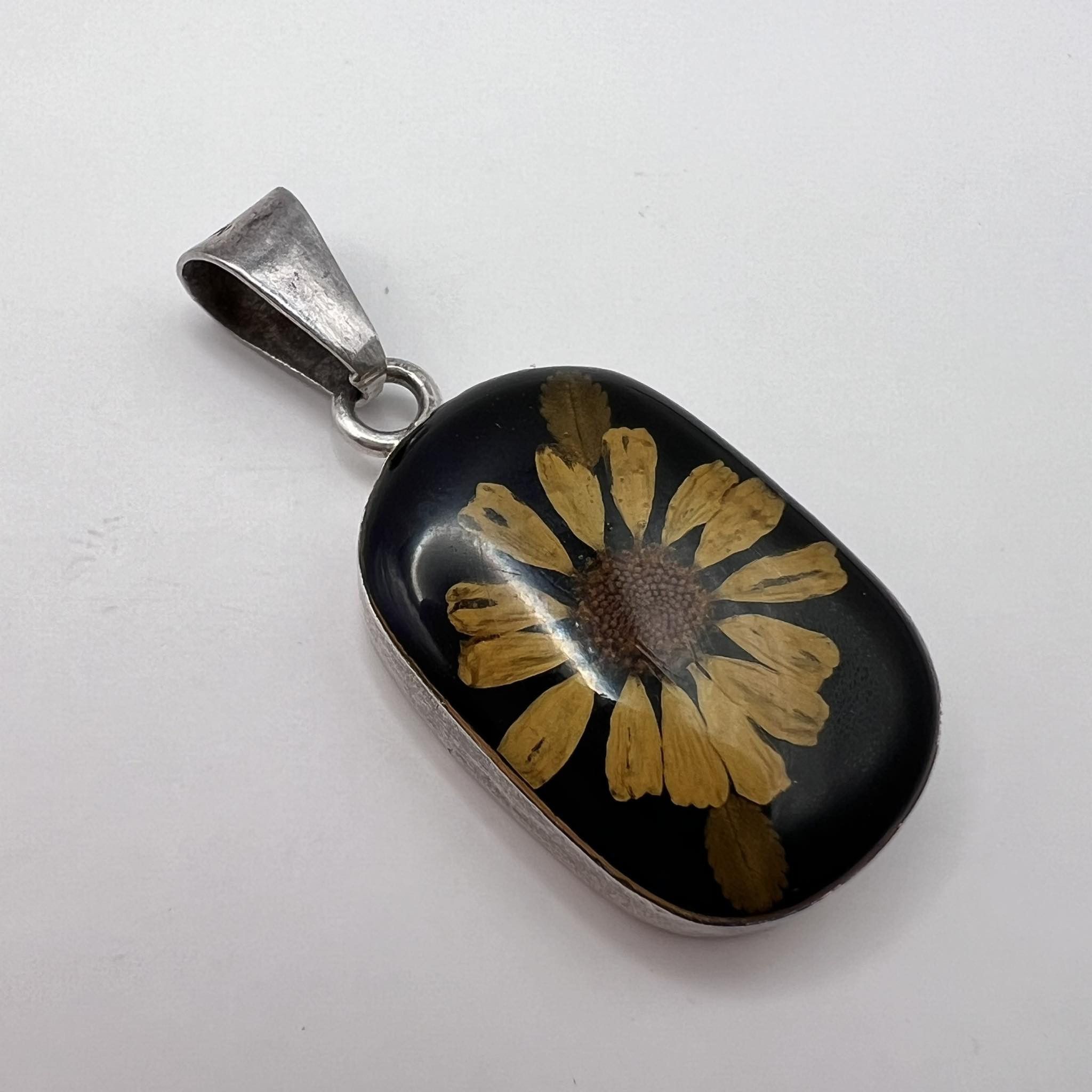 Sterling Silver Vintage Jewelry Sterling Silver 925 Pendant Dry Flower Resin Size ONE SIZE - 2 Thumbnail