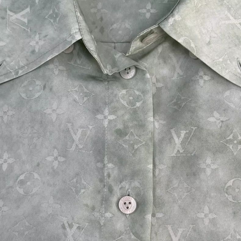Louis Vuitton Louis Vuitton Long Sleeve Shirt Made of Old and Full Printe Size XS / US 0-2 / IT 36-38 - 7 Thumbnail
