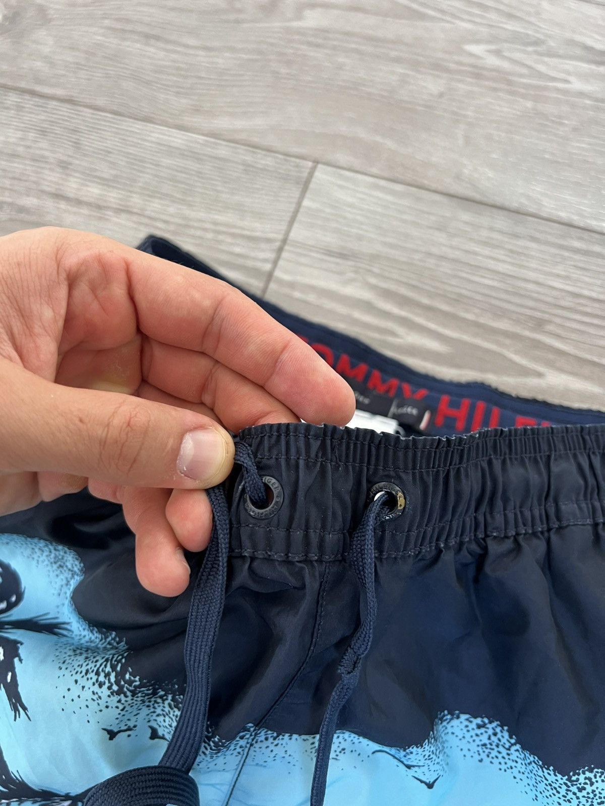 Tommy Hilfiger Tommy Hilfiger Overprinted Bahama Beach Swimming Shorts Size US 30 / EU 46 - 13 Thumbnail