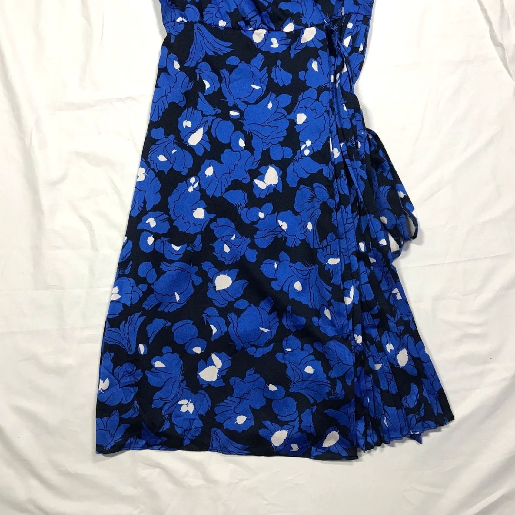 Banana Republic Banana Republic Wrap Dress S Blue Floral V-Neck Pleated Short Sleeve Women Size 28" / US 6 / IT 42 - 7 Thumbnail