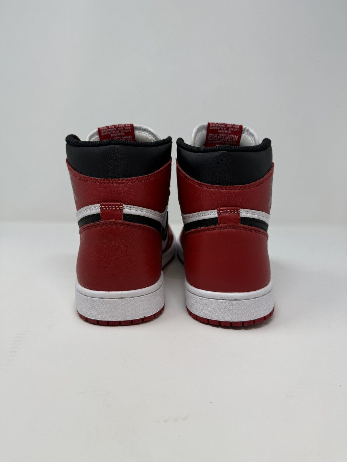 Nike Nike Air Jordan 1 Retro High OG 'Chicago' 2015 555088-101 Size US 9.5 / EU 42-43 - 4 Thumbnail