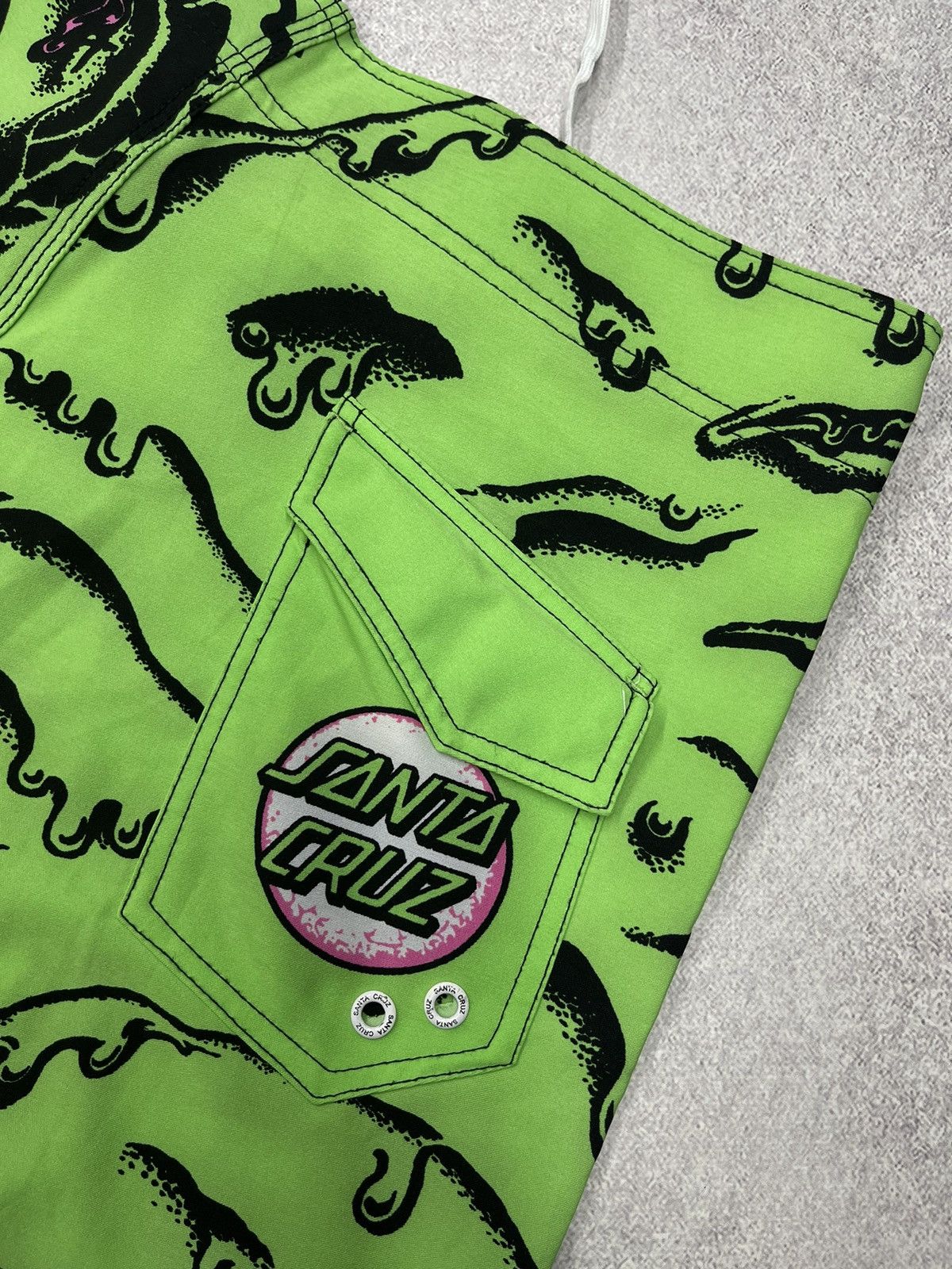 Santa Cruz Skateboards Vintage Santa Cruz Skateboarding Shorts Full Print Big Logo Size US 36 / EU 52 - 7 Thumbnail