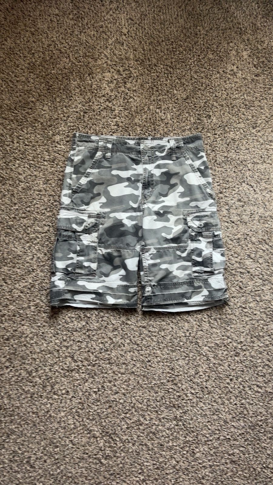 Levi's Levis white grey camo cargo shorts Size US 32 / EU 48 - 1 Thumbnail