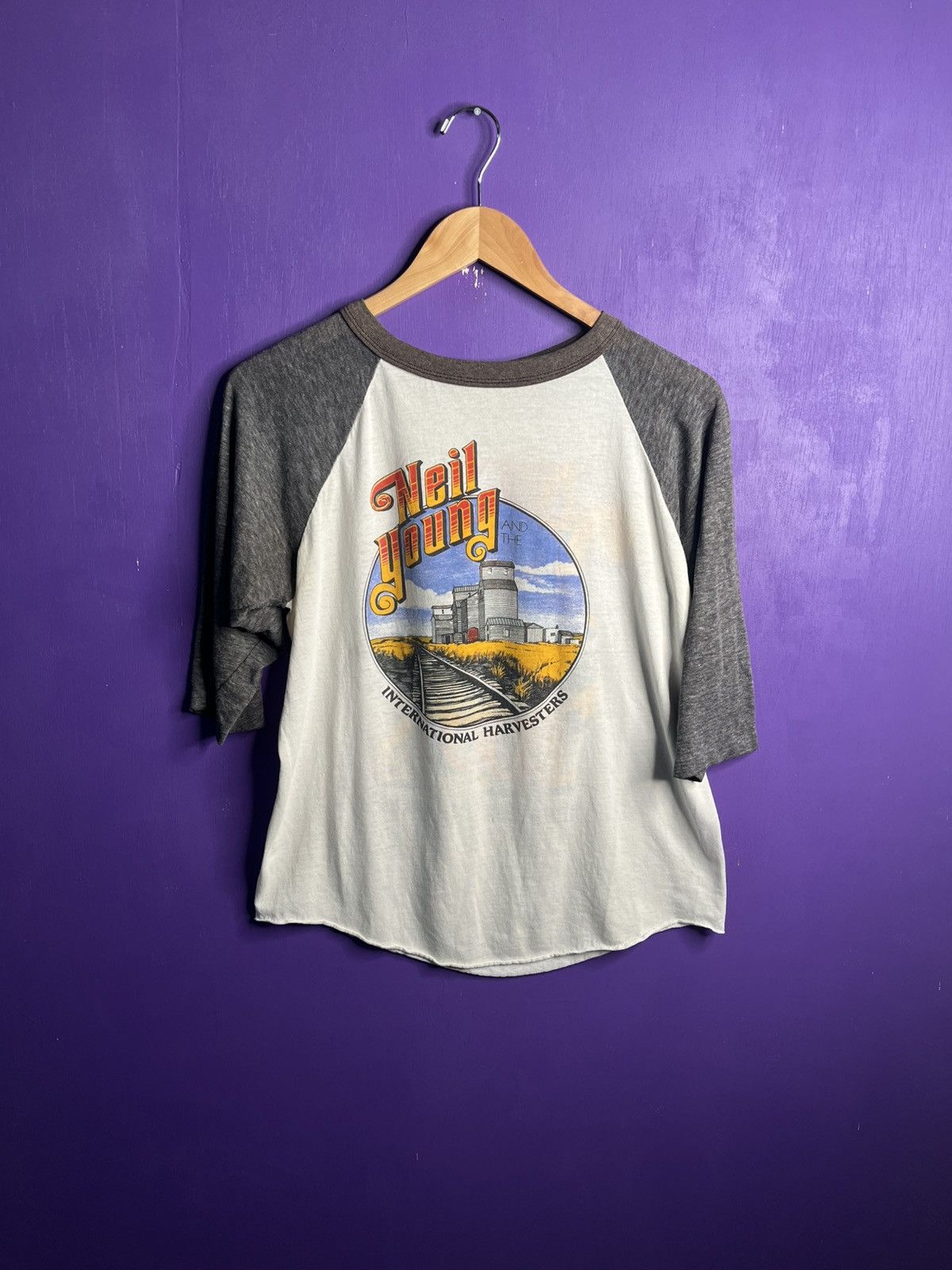 Band Tees × Vintage Vintage 1985 Neil young international harvesters tour raglan Size US M / EU 48-50 / 2 - 1 Thumbnail
