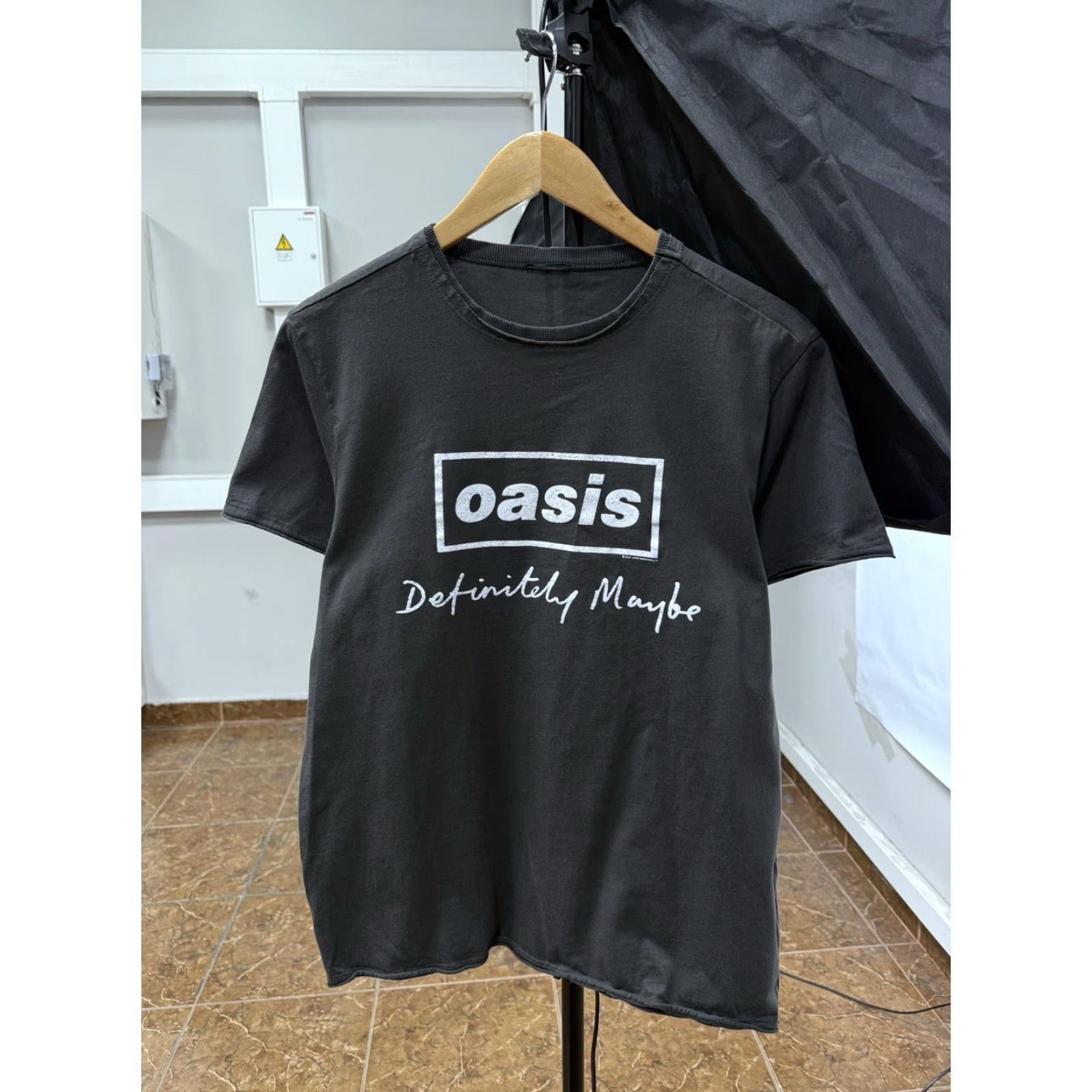 Vintage VINTAGE Oasis Definitely Maybe T-Shirt Mens M Gray 1990s 2000s Liam Gallagher T-Shirt Size US M / EU 48-50 / 2 - 2 Thumbnail