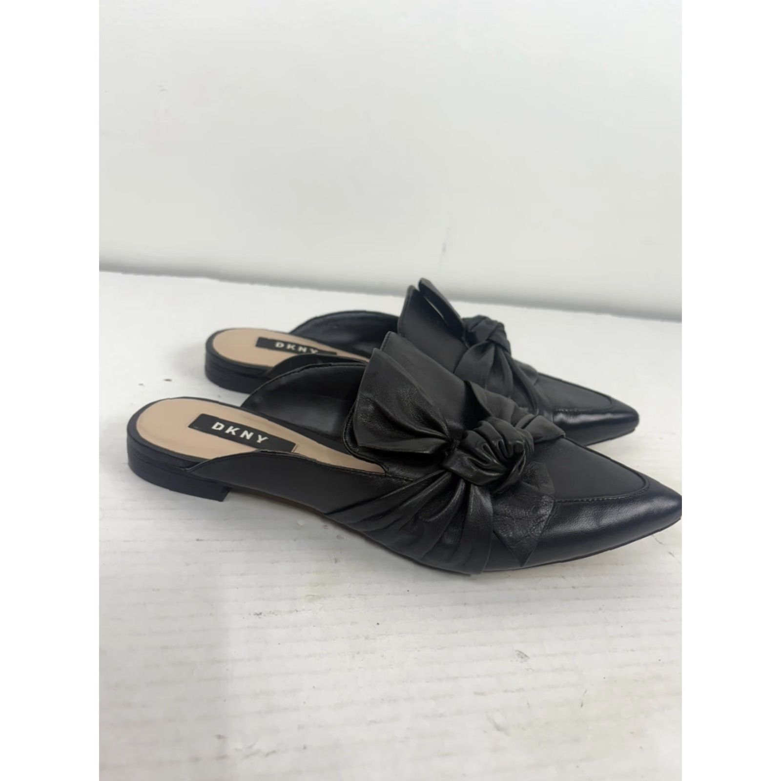 DKNY DKNY Women’s Black Leather Pointed Toe Bow Kitten Heel Slides 6.5M, 1in Low Heel, Casual Business Party Shoes Size US 6.5 / IT 36.5 - 4 Thumbnail