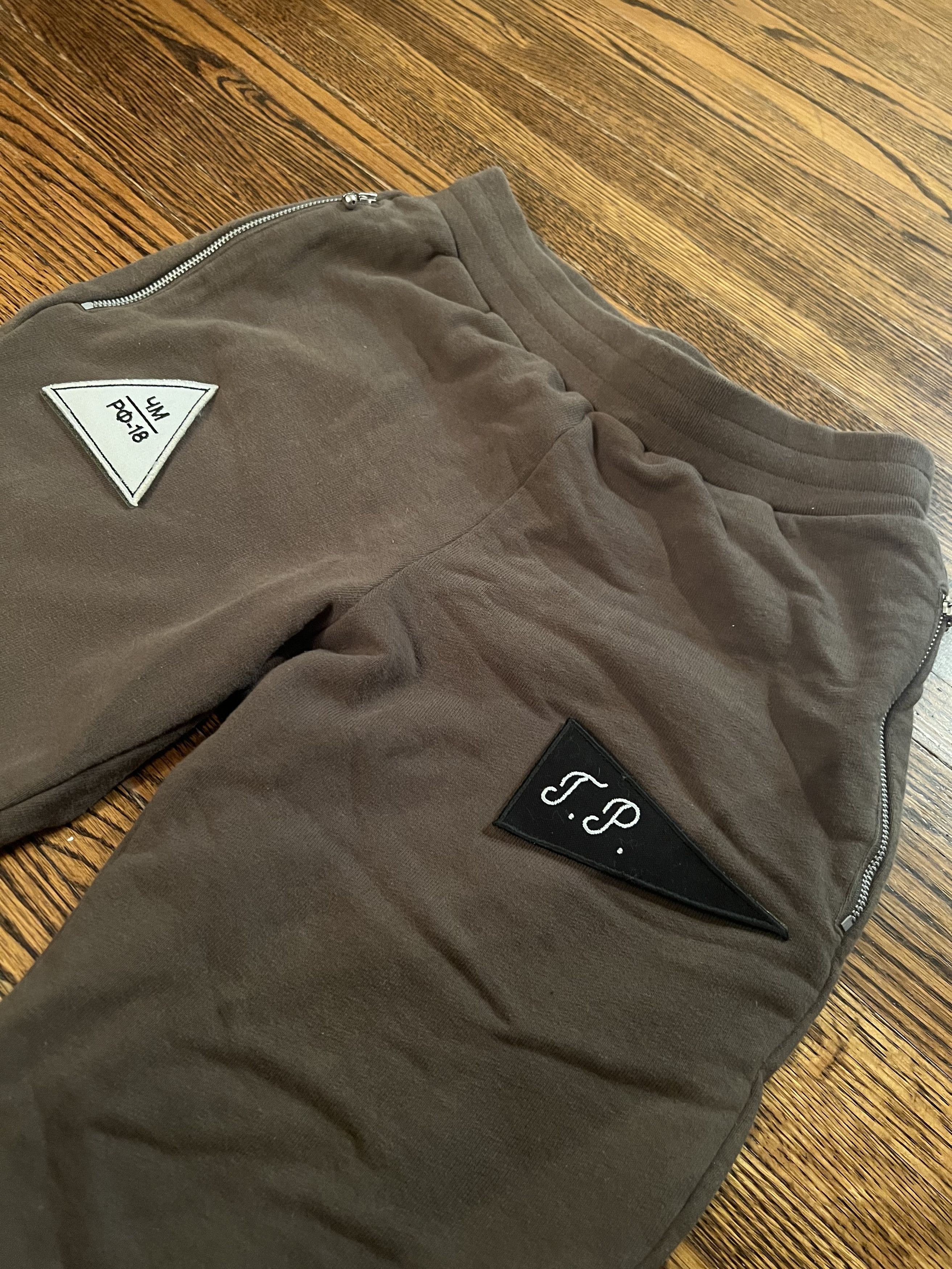 Gosha Rubchinskiy Gosha Rubchinskiy Velcro Patch Olive Sweatpants Size Small Size US 26 / EU 42 - 1 Thumbnail