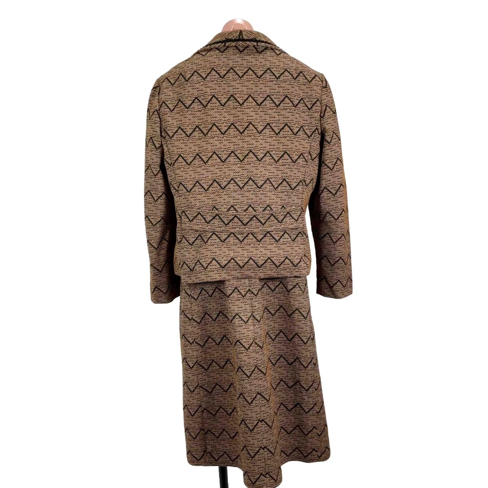 Vintage VINTAGE 50S MOD CHEVRON TWEED JACKET A LINE DRESS SUIT PLUS sz 20 UnionMade Brown Acrylic Blend Art Deco Womens 1940s Size 3XL / US 20-22 - 2 Thumbnail