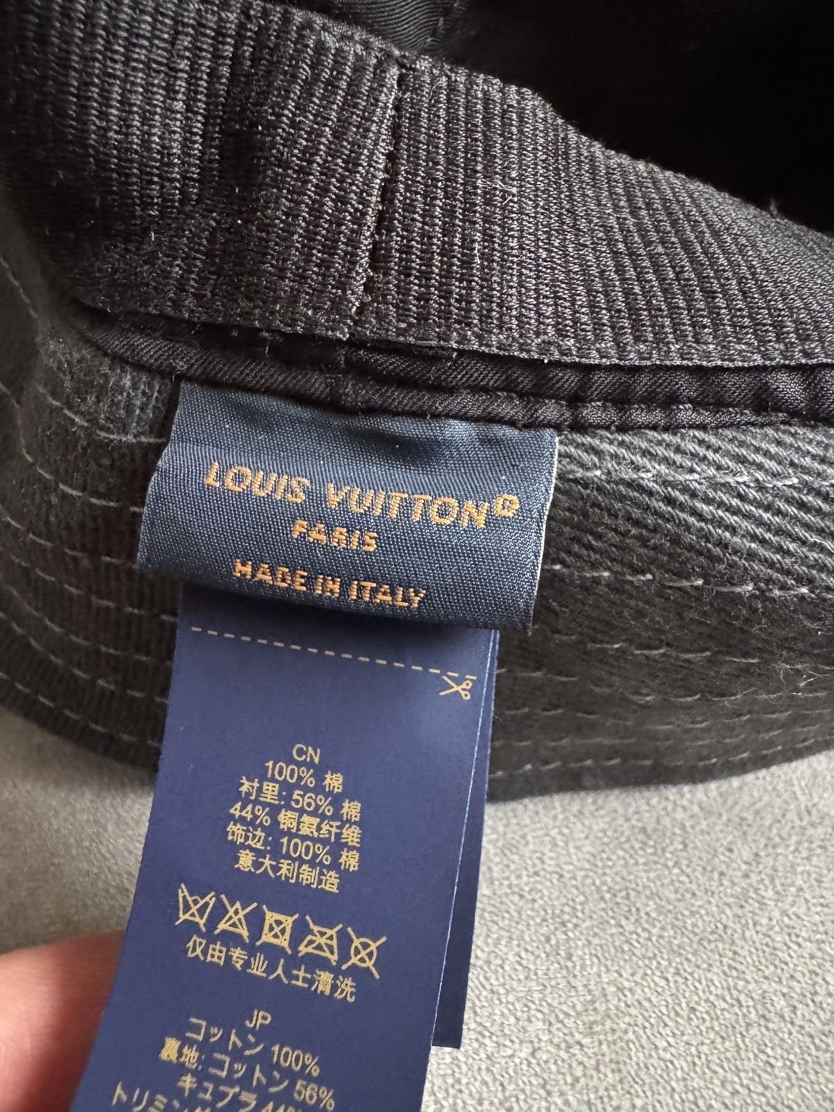 Louis Vuitton LOUIS VUITTON bucket hat study all photos and description Size ONE SIZE - 17 Thumbnail
