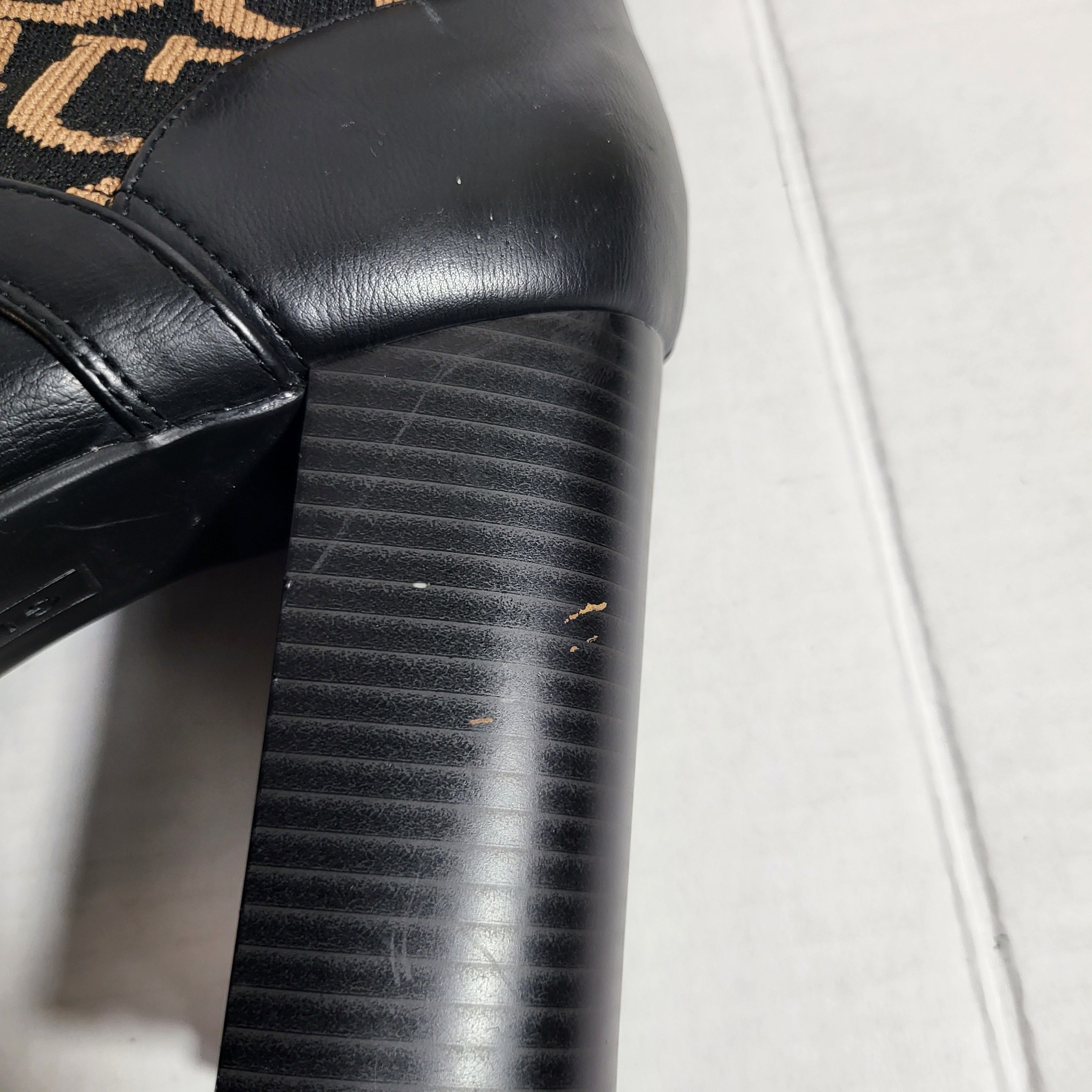 Guess The NWOT size 8.5 GUESS Womens GROWS-R Logo Ankle Boots Size US 8.5 / IT 38.5 - 5 Thumbnail
