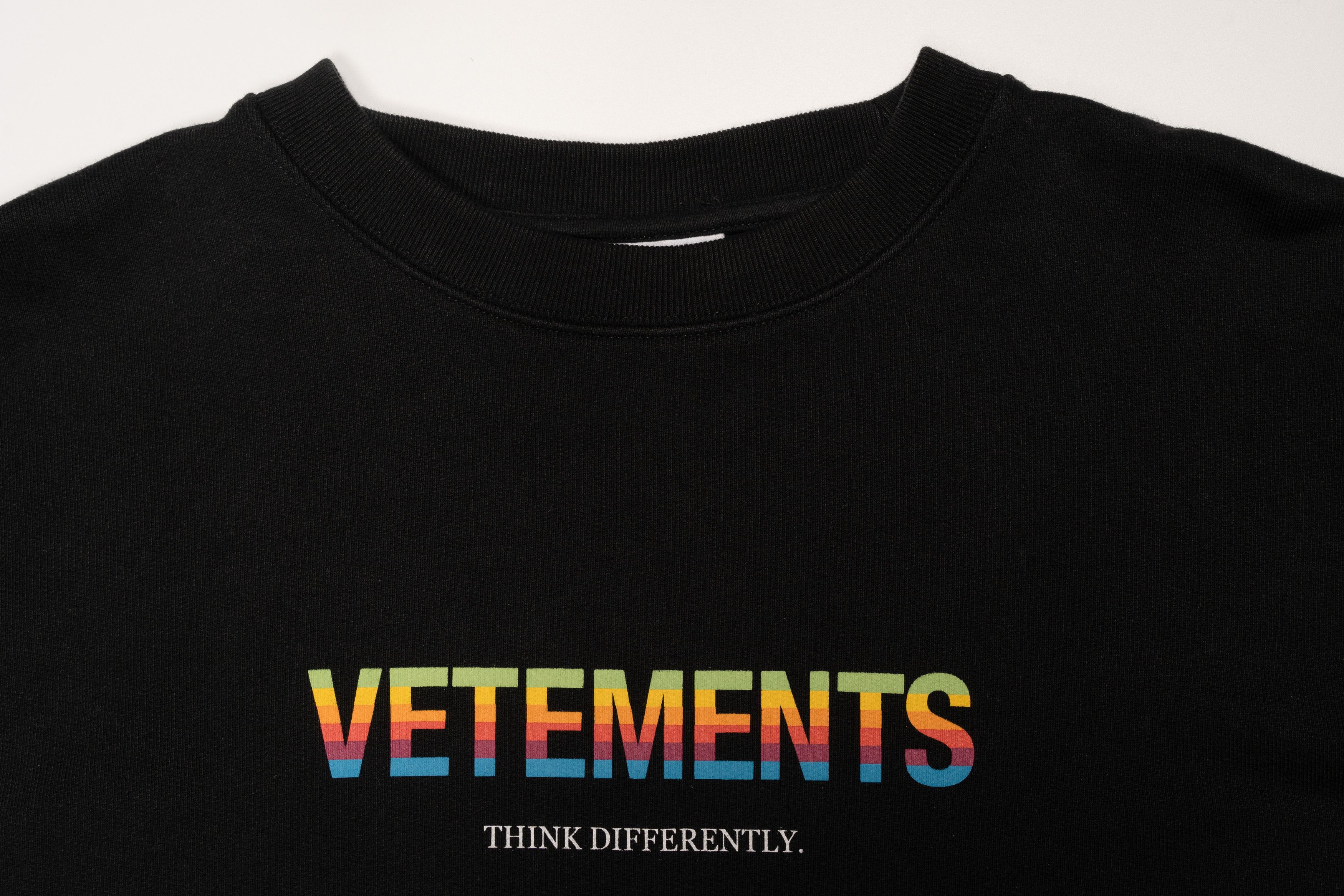 Vetements Vetements Think Differently Apple Crewneck Size US L / EU 52-54 / 3 - 4 Thumbnail