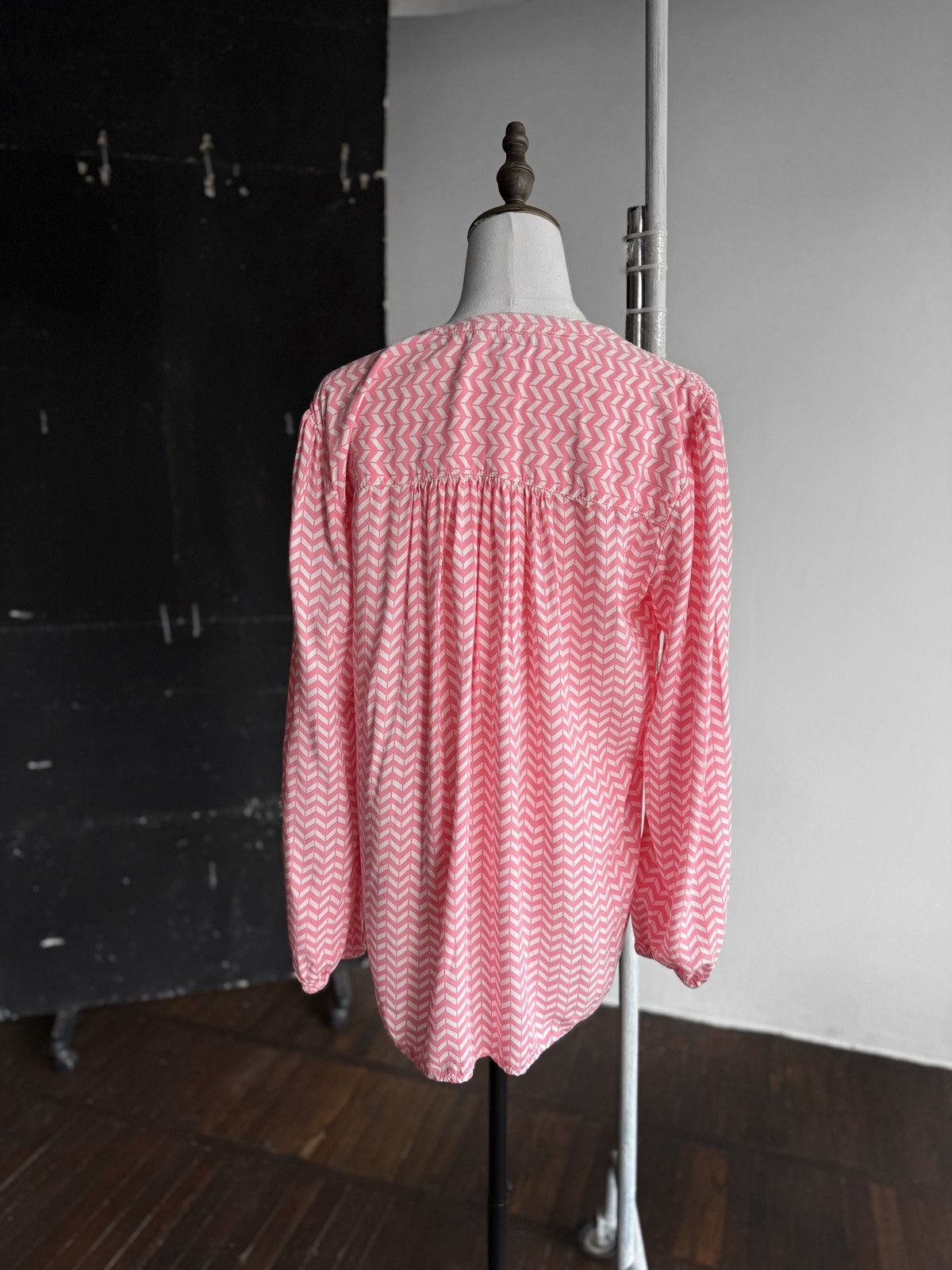 Tommy Hilfiger Tommy Hilfiger Long Sleeve Blouse Top Printed V-Neck Size S / US 4 / IT 40 - 2 Thumbnail