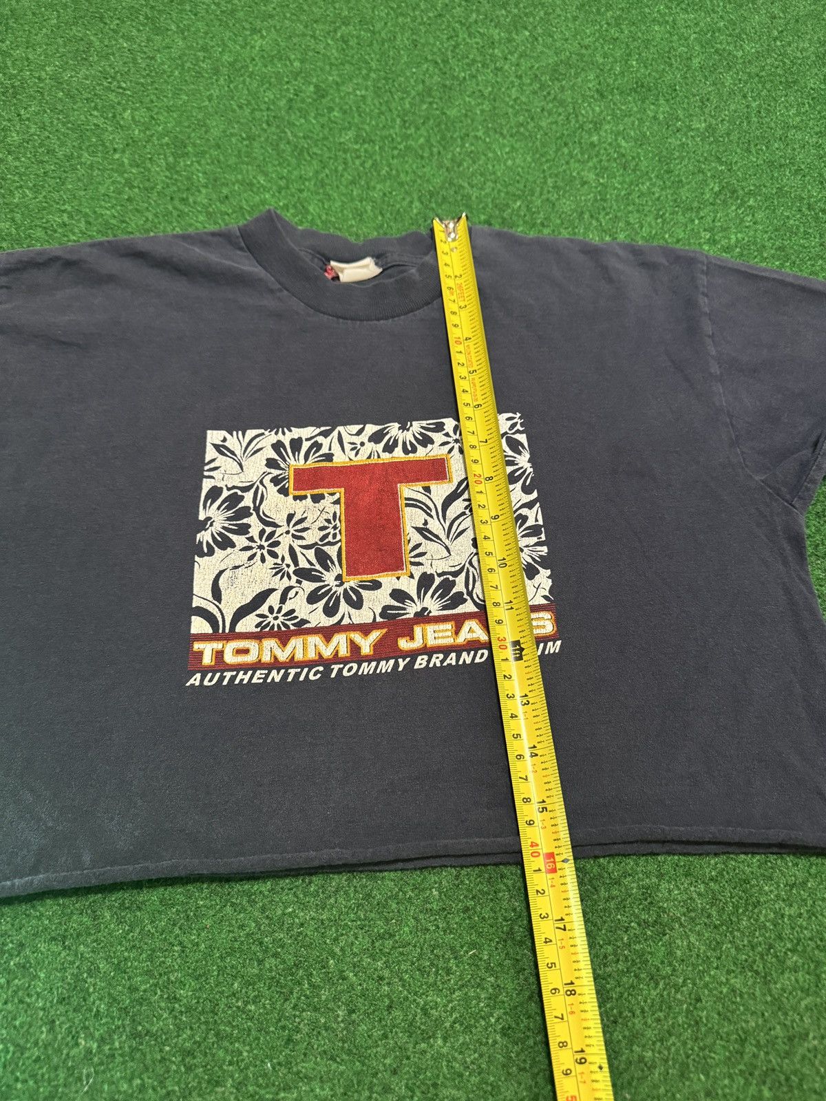 Tommy Hilfiger Tommy Hilfiger Vintage Cropped 90s 19x16 Faded T Shirt Size S / US 4 / IT 40 - 5 Thumbnail
