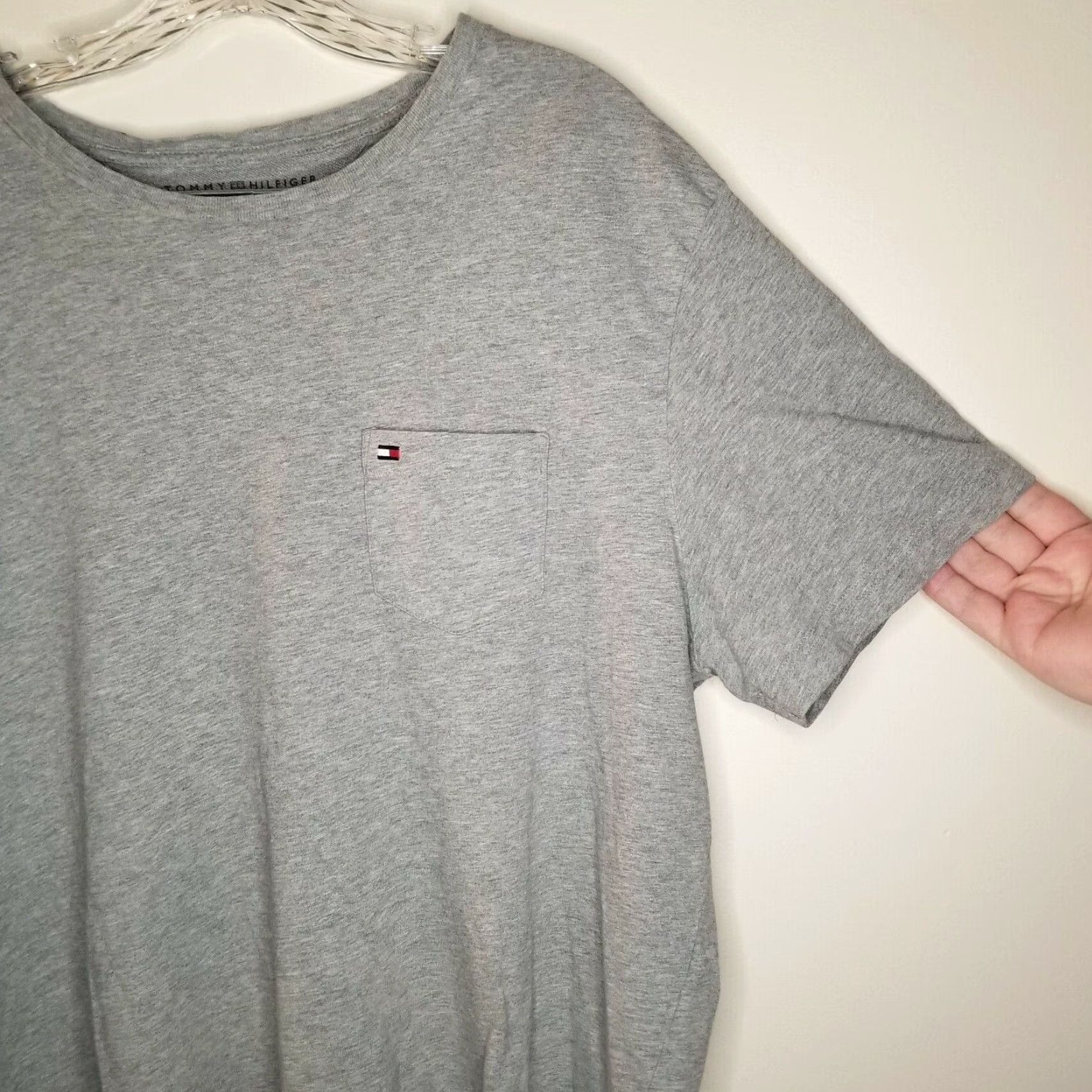 Tommy Hilfiger Tommy Hilfiger T-Shirt Mens Gray Short Sleeve L Size - Adult Casual Tee, 90s/2000s Style (Hole Near Collar) Size US L / EU 52-54 / 3 - 2 Thumbnail