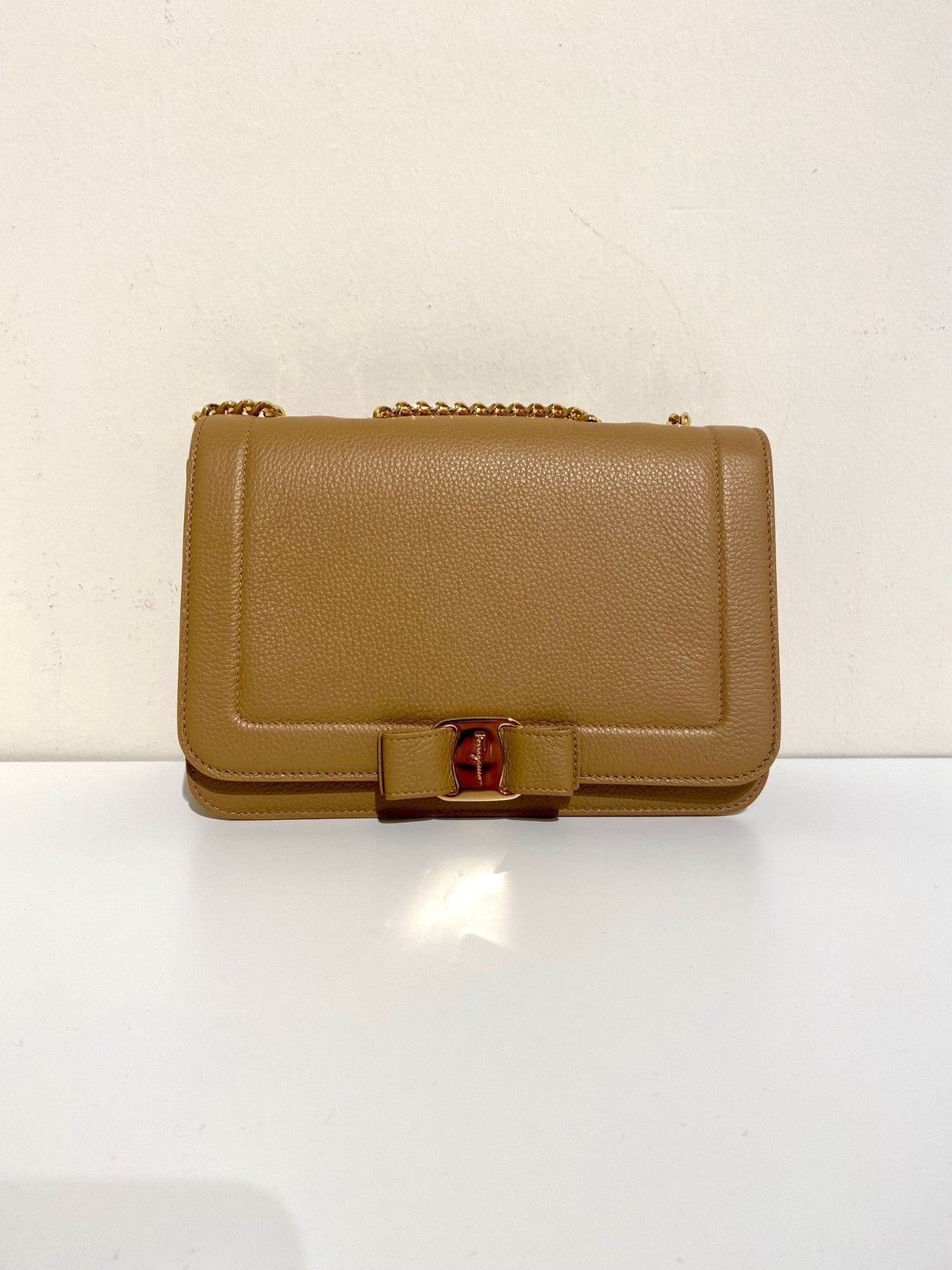 o1s1rm0924 Size: OS / Vara Bow Shoulder Bag in Brown