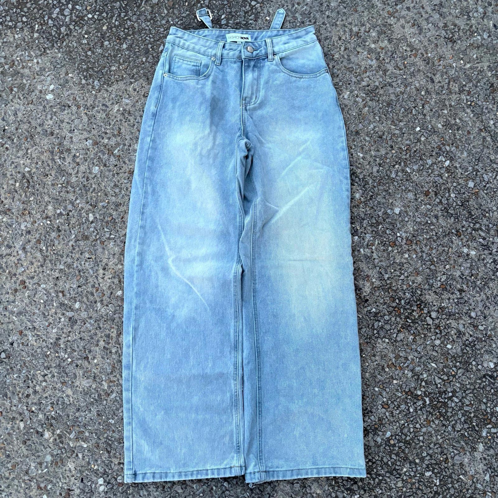 Fashion Nova Fashion Nova light wash wide-leg denim jeans Size 28" / US 6 / IT 42 - 8 Thumbnail