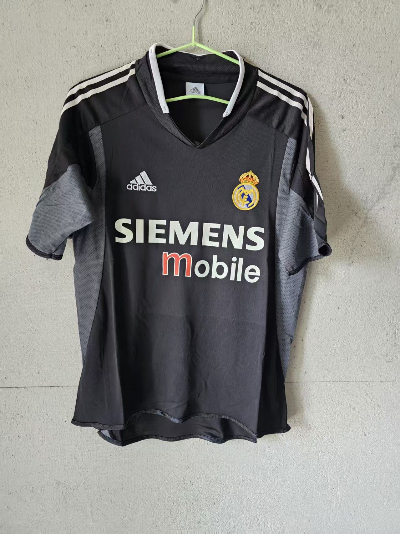 Other 2004 2005 Real Madrid #3 Roberto Carlos Jersey Size US L / EU 52-54 / 3 - 2 Thumbnail