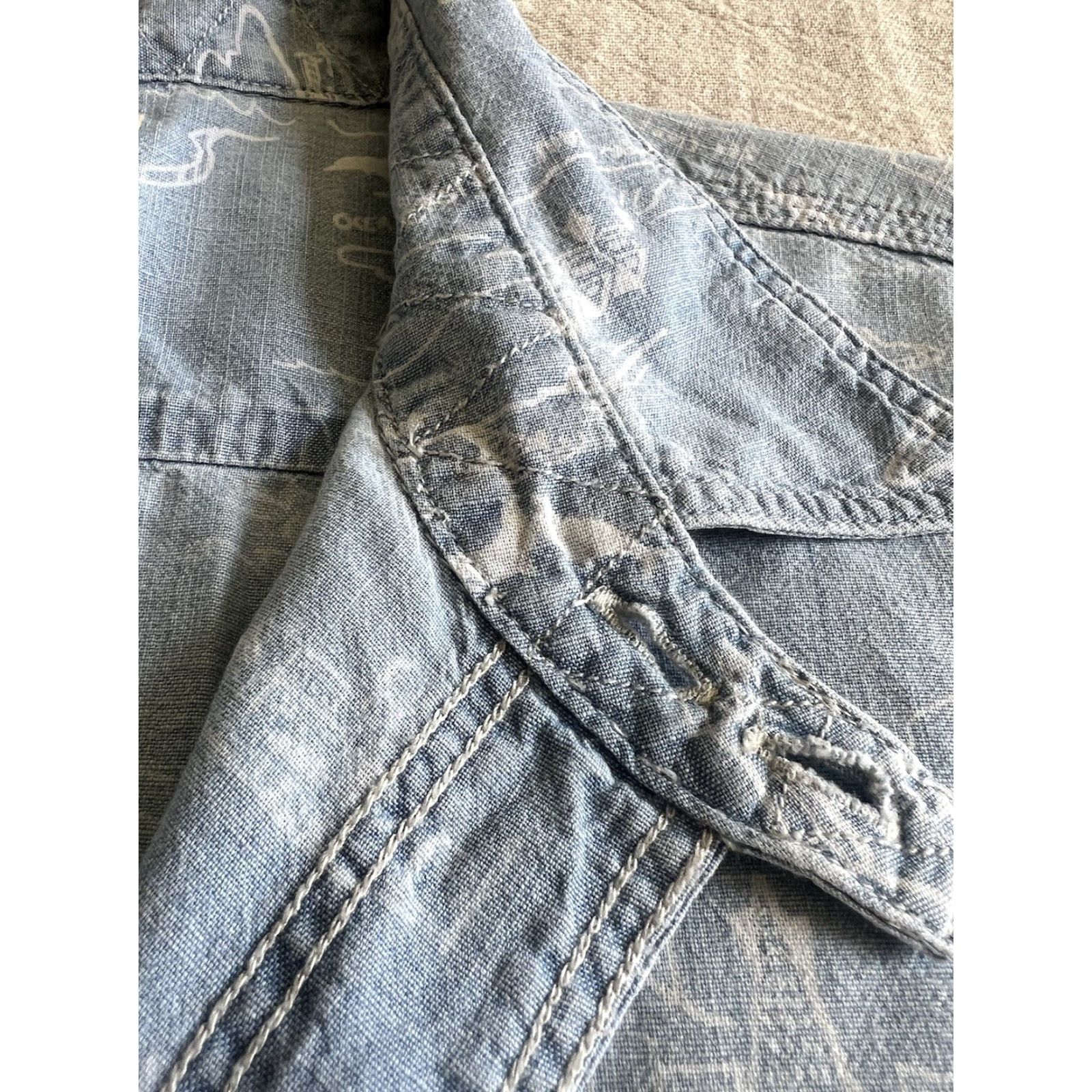 Levi's Levi's Deck Shirt L Chambray US Navy San Francisco Souvenir Print 2014 Rare Blue Deck Shirt Mens L Chambray Blue 2010s SF Souvenir Navy Levi's Size US L / EU 52-54 / 3 - 5 Thumbnail