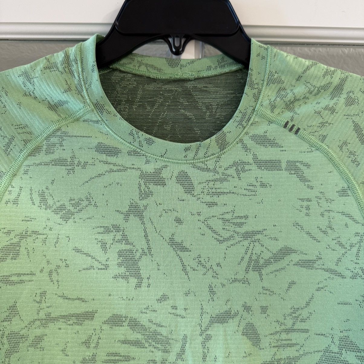 Lululemon Lululemon Metal Vent Tech 2.0 Neon Green Short Sleeve Shirt Size US XS / EU 42 / 0 - 3 Thumbnail