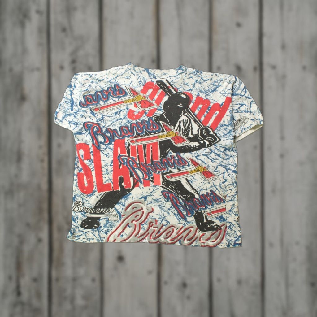 Gloverall VINTAGE Distressed Atlanta Braves All Over Graphic T-Shirt 1990s X-Large White Unisex Adults Cotton America's Favorites Mens Womens Girls Boys Size US XL / EU 56 / 4 - 1 Thumbnail