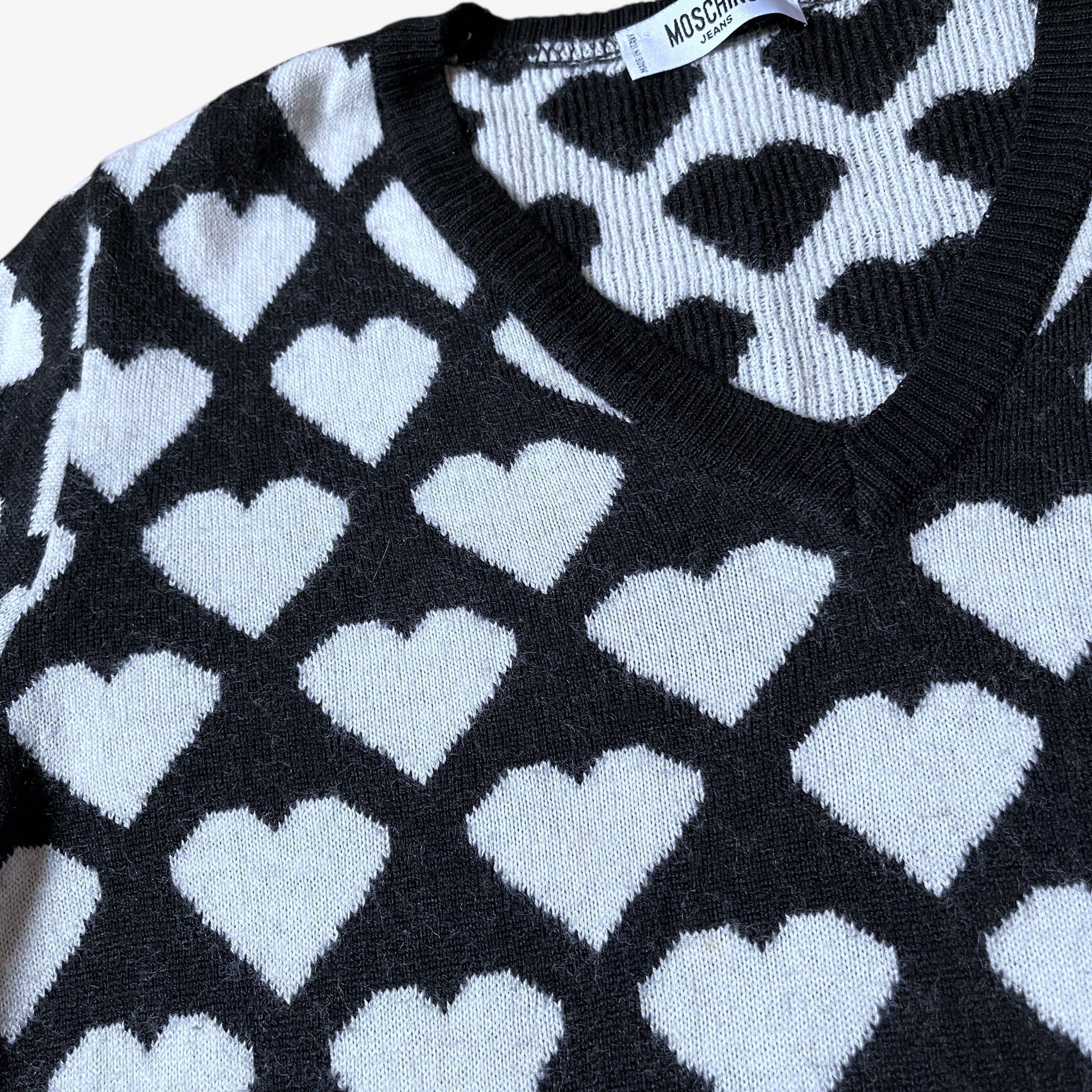 Moschino Vintage Y2K Women's Moschino Heart Print Wool V-Neck Jumper Size S / US 4 / IT 40 - 5 Thumbnail