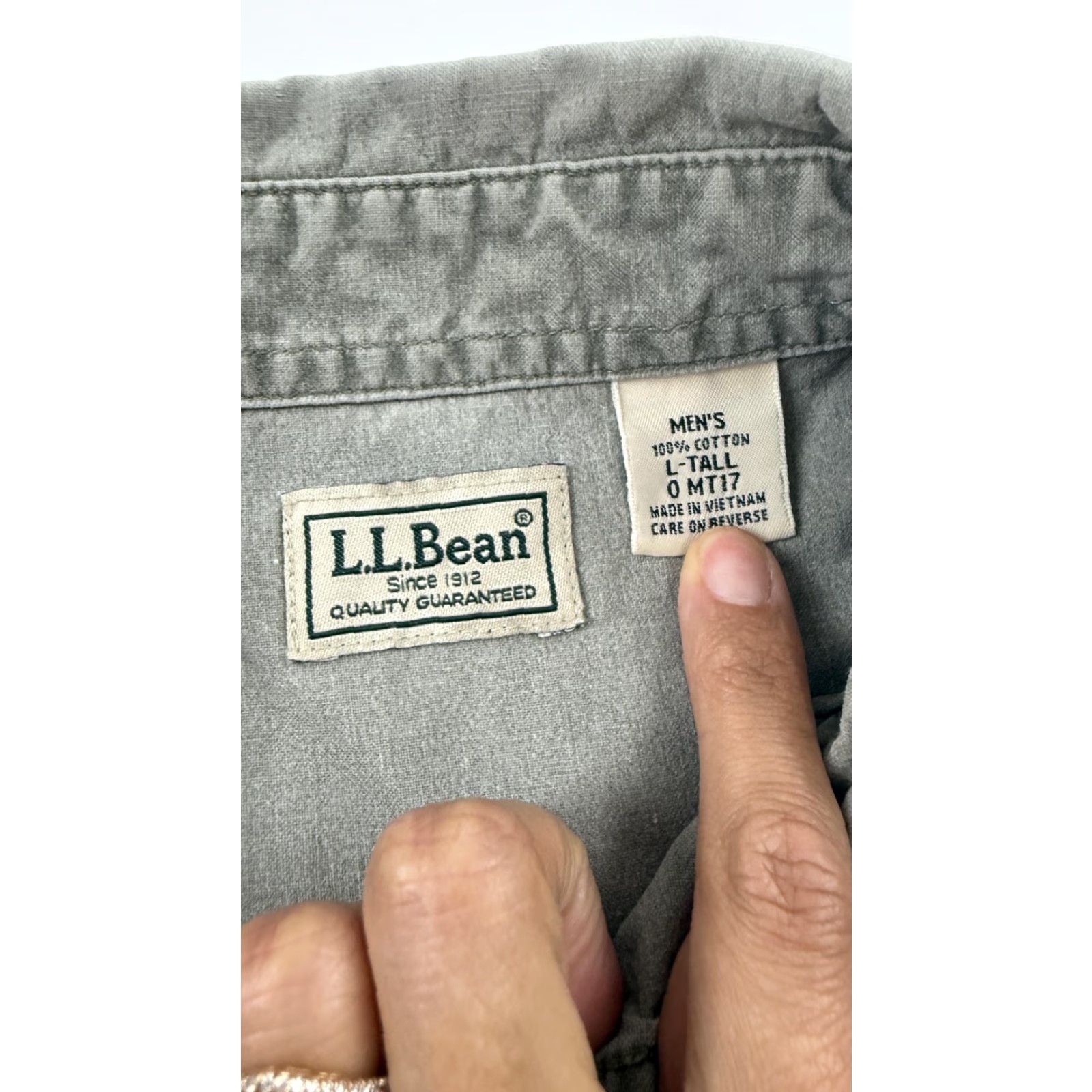 Vintage L.L. Bean Shirt Mens LT Gray Button-Down Dual Pocket Workwear Distressed Button-Up Twill Cotton 100% Regular Size US L / EU 52-54 / 3 - 7 Thumbnail