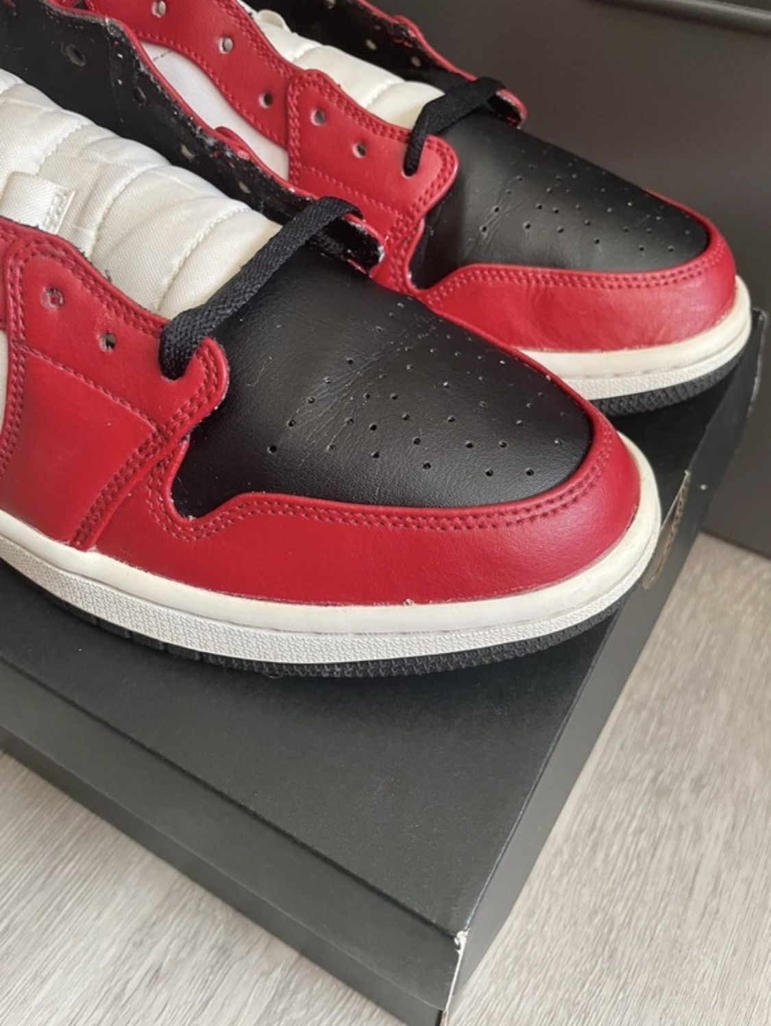 Jordan Brand × Nike Nike Air Jordan 1 Mid Chicago Black Toe Size US 10 / EU 43 - 9 Thumbnail