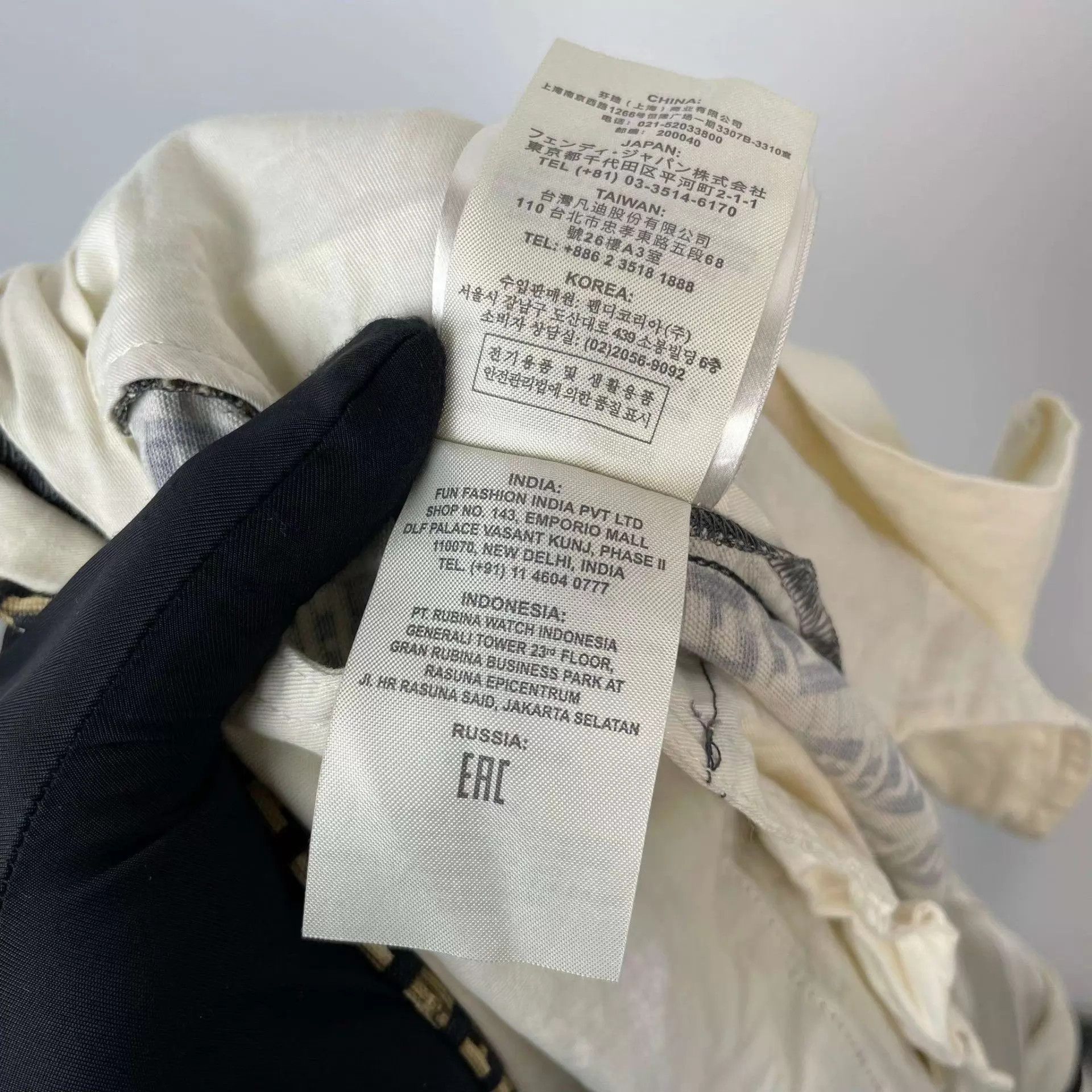 Fendi Fendi all-over print logo yellow shorts 48 Size US 32 / EU 48 - 6 Thumbnail
