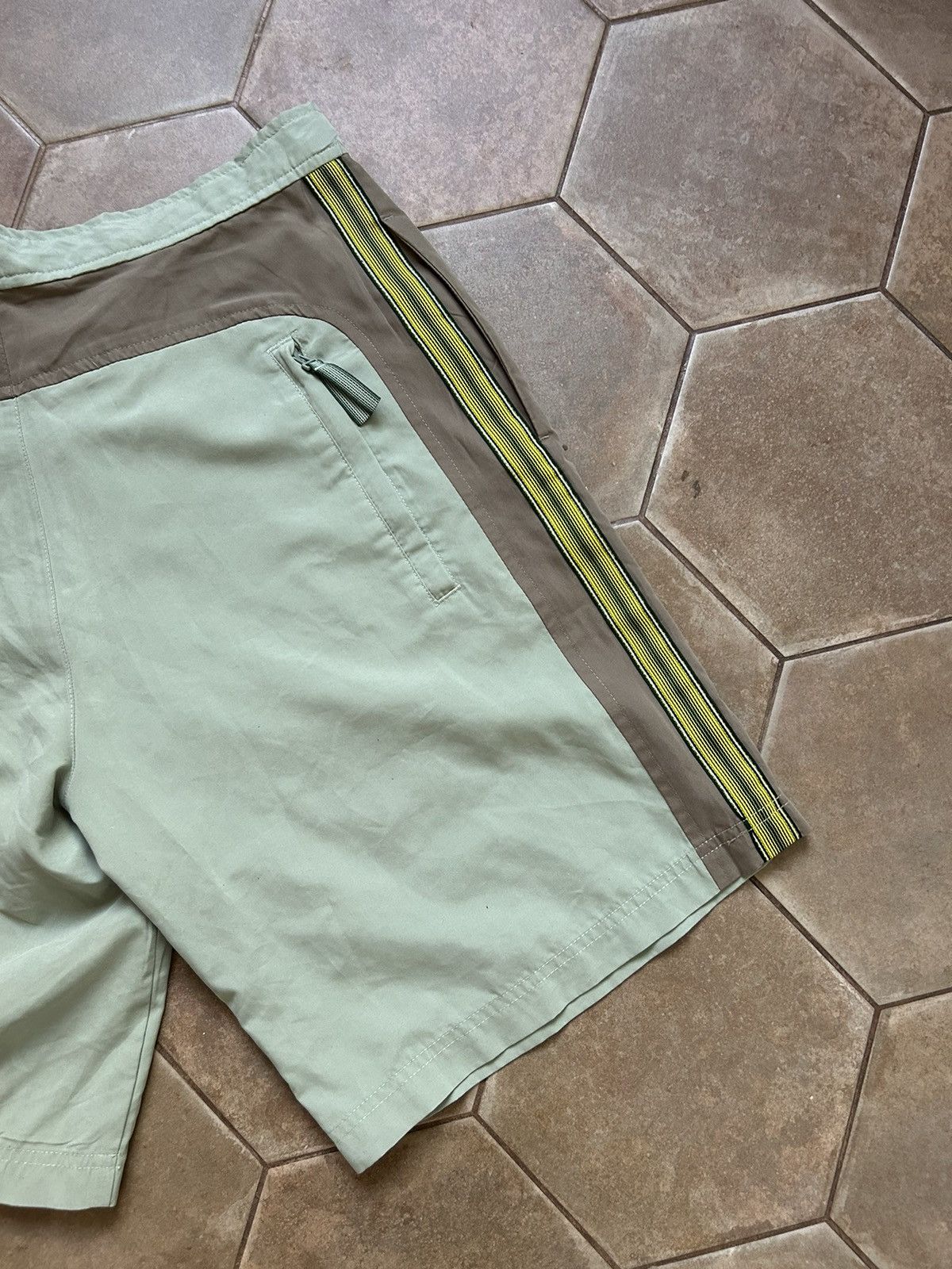 Japanese Brand VINTAGE NIKE RARE Y2K SHORTS HAPE Size US 30 / EU 46 - 6 Thumbnail