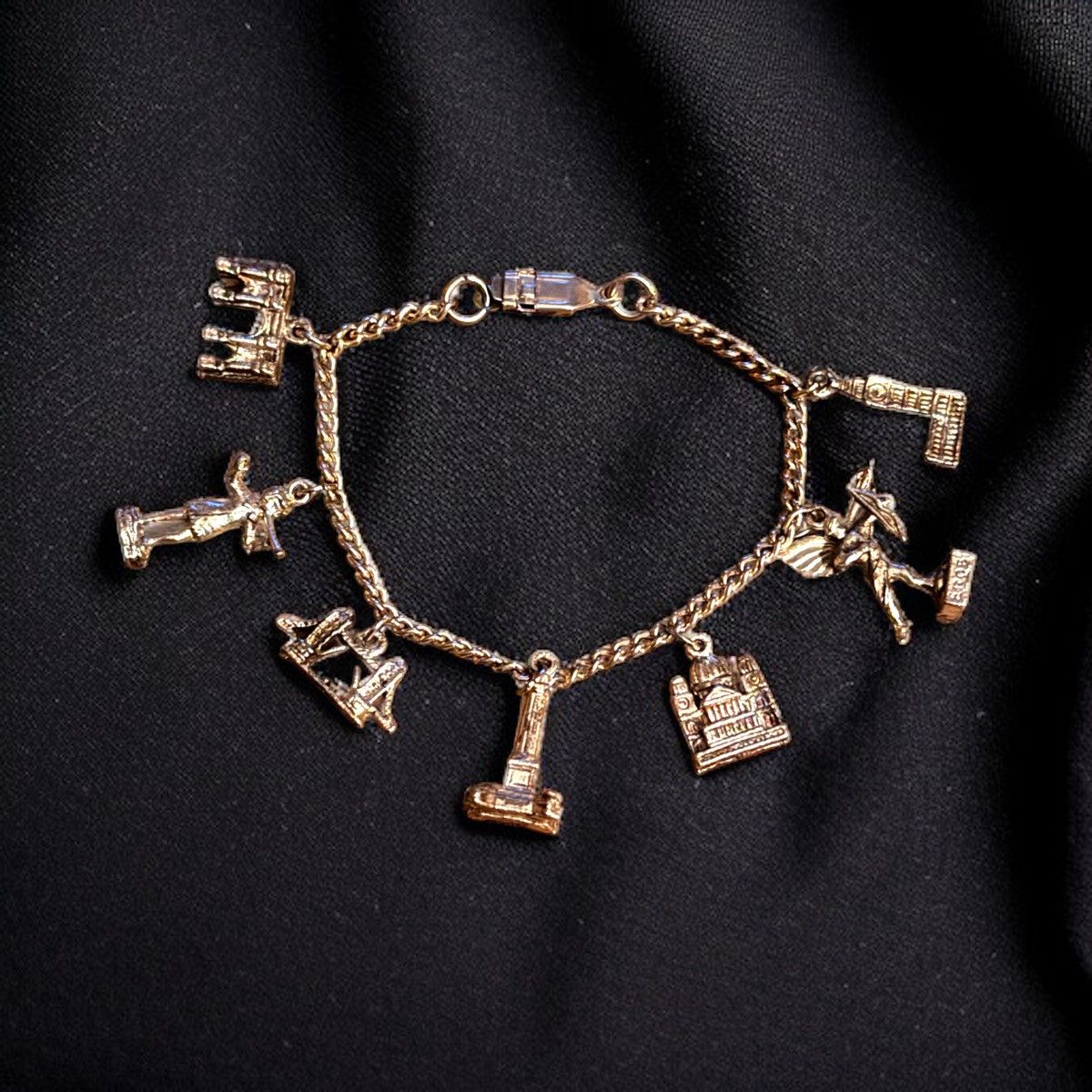Vintage Vintage gold tone souvenir of London charm bracelet Size ONE SIZE - 1 Thumbnail
