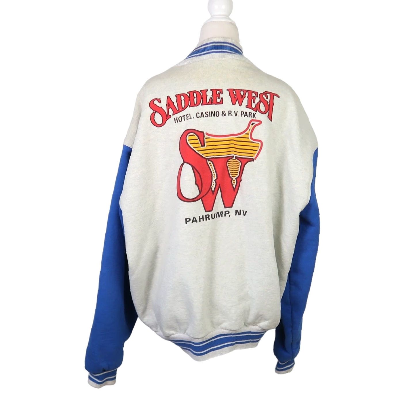 Vintage VINTAGE 80s Saddle West Hotel Nevada grey and blue varsity sweatshirt jacket XXL Men Snap front 80s graphic back Cotton Polyester Size US XXL / EU 58 / 5 - 5 Thumbnail