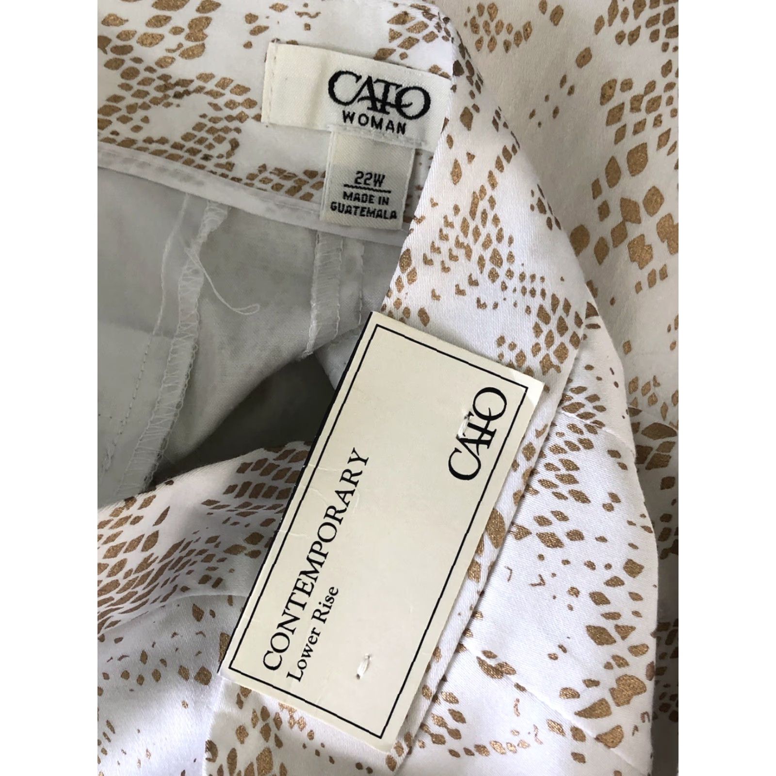 Vintage Cato Shorts 22W White Snake City Modern Stretch Button Zip Front Pockets Regular Rise Adults Women Size 40" / US 18 - 3 Thumbnail