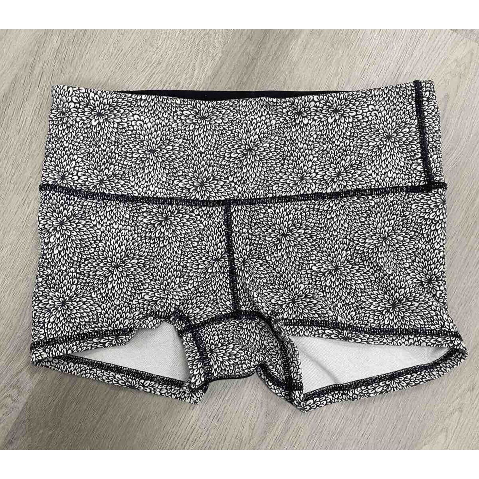 Lululemon Lululemon Wunder Shorts Scatter Star Arctic Grey L 4 A000632 Size 27" / US 4 / IT 40 - 1 Thumbnail