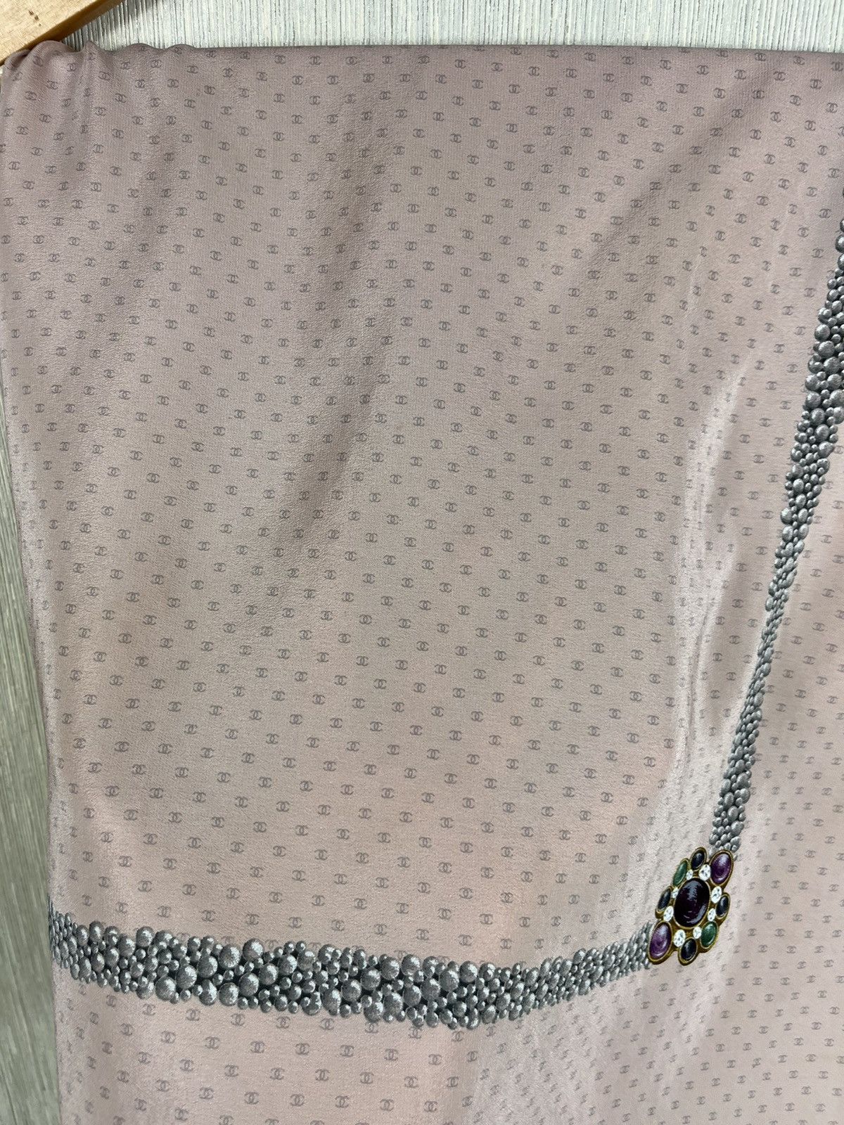 Chanel × Vintage Vintage Chanel silk scarf monogram shiny pearls brooch logo Size ONE SIZE - 8 Thumbnail