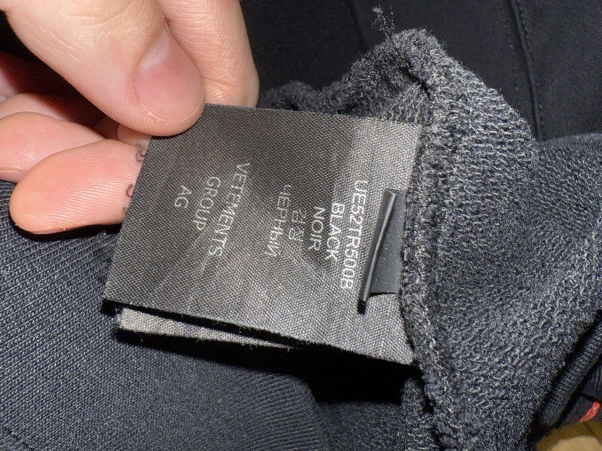 Vetements Vetements Metal Patch Logo Hoodie Black XS Size US XS / EU 42 / 0 - 11 Thumbnail