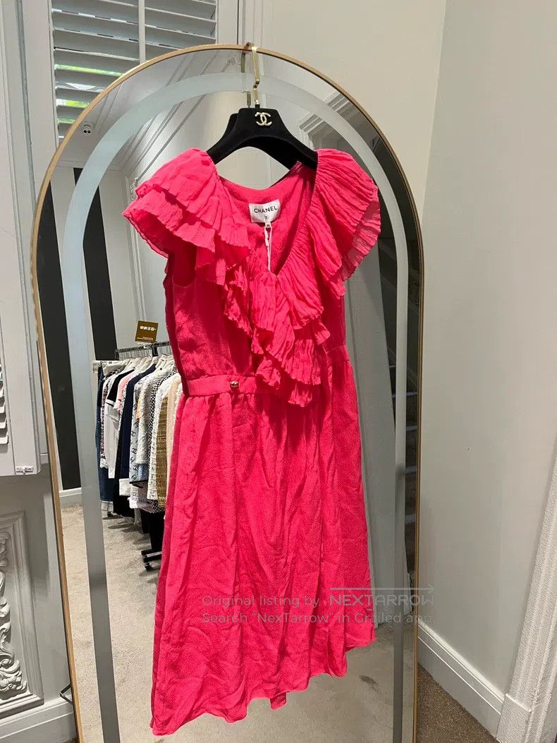 Chanel 21-year-old rose-red ruffled dress