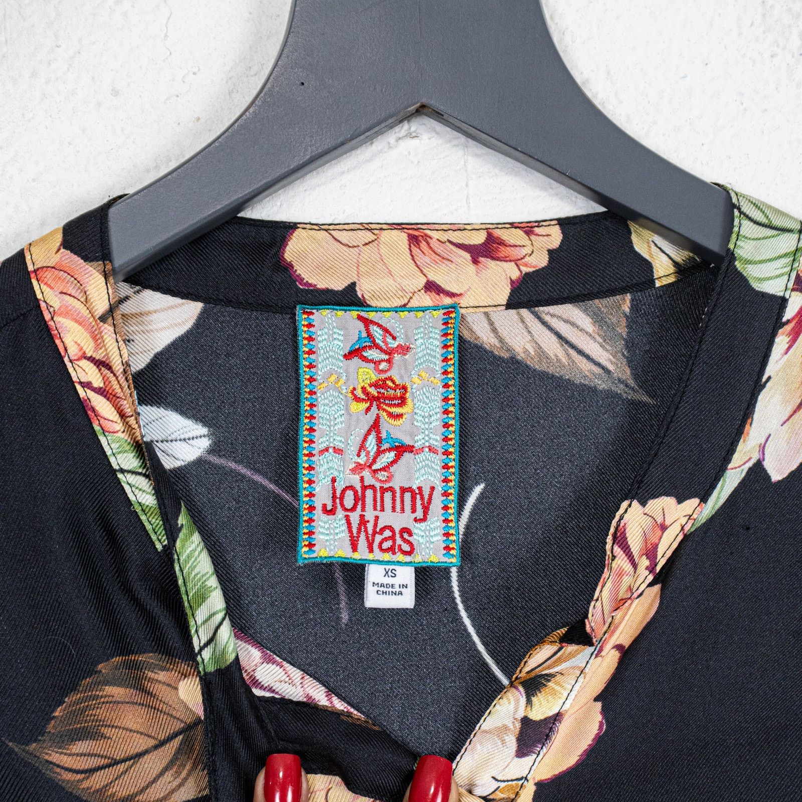 Johnny Was Johnny Was Corey Boxy Top 100% Silk Black Floral size XS Size XS / US 0-2 / IT 36-38 - 3 Thumbnail