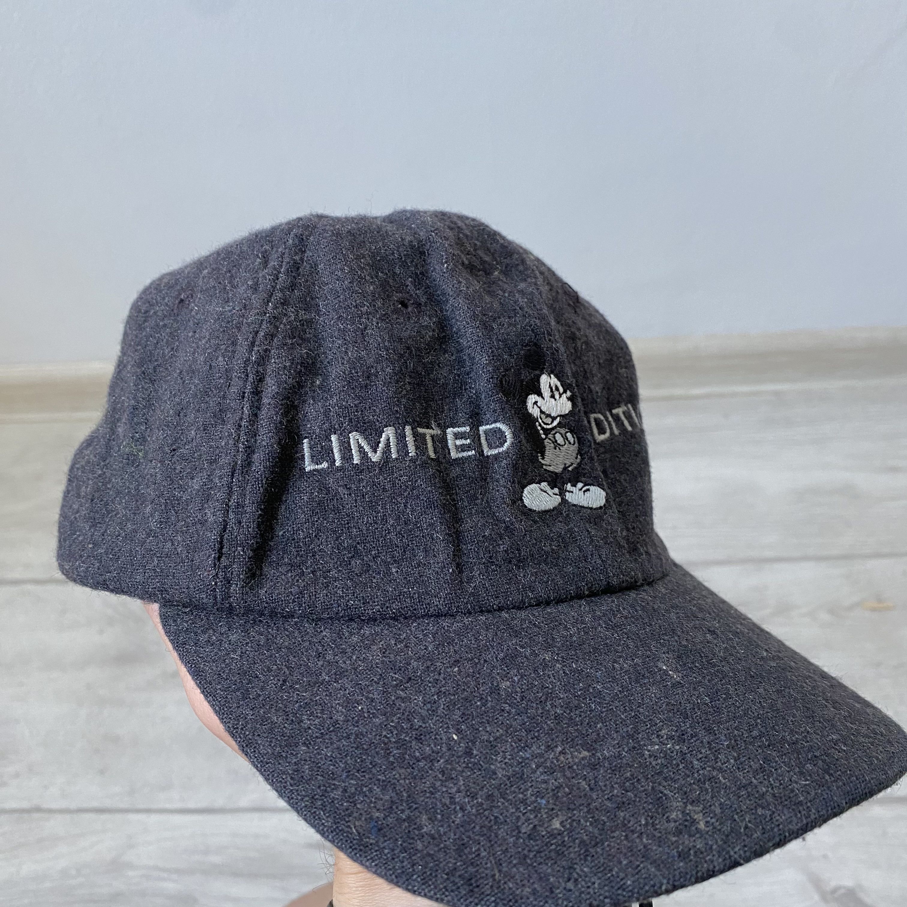 Disney Vintage 90s Mickey Mouse Woll cap Disneyland Paris Size ONE SIZE - 7 Thumbnail