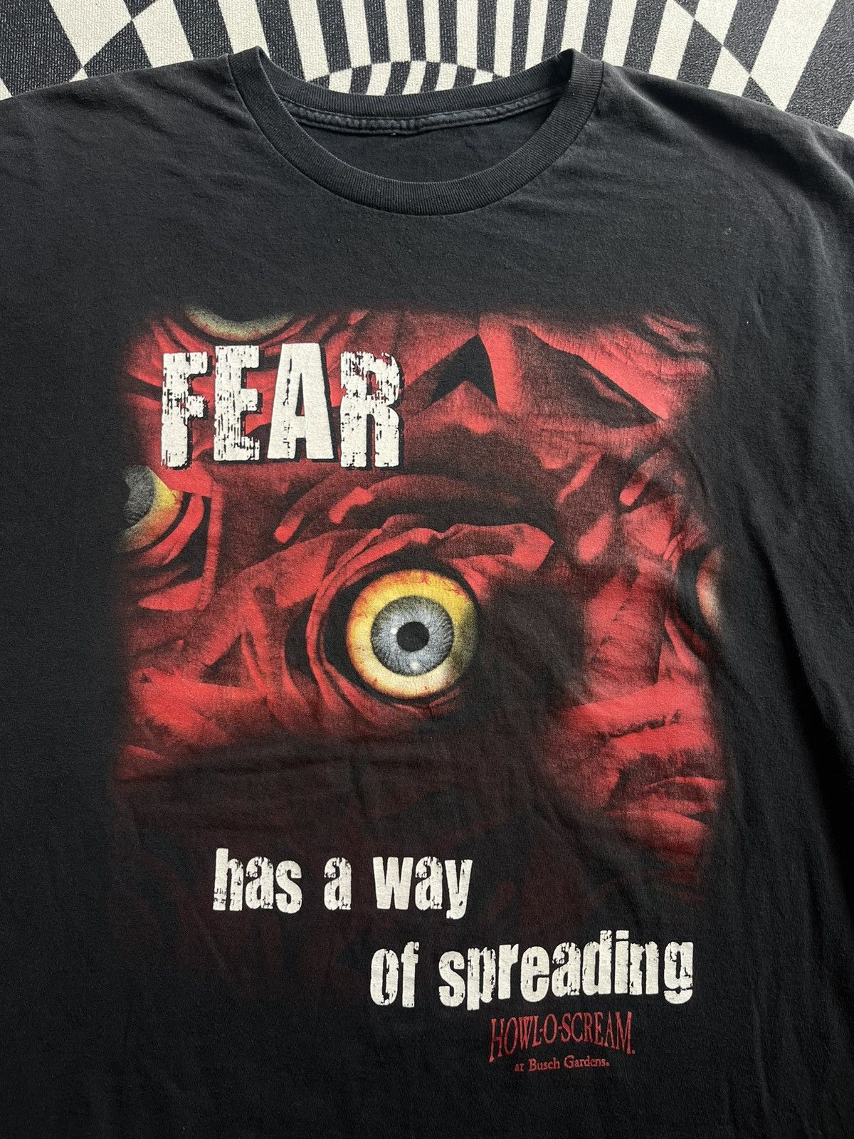 Arts & Science Vintage FEAR has a Way of Spreading HOWL-O-SCREAM 00’s Tee Size US XXL / EU 58 / 5 - 5 Thumbnail