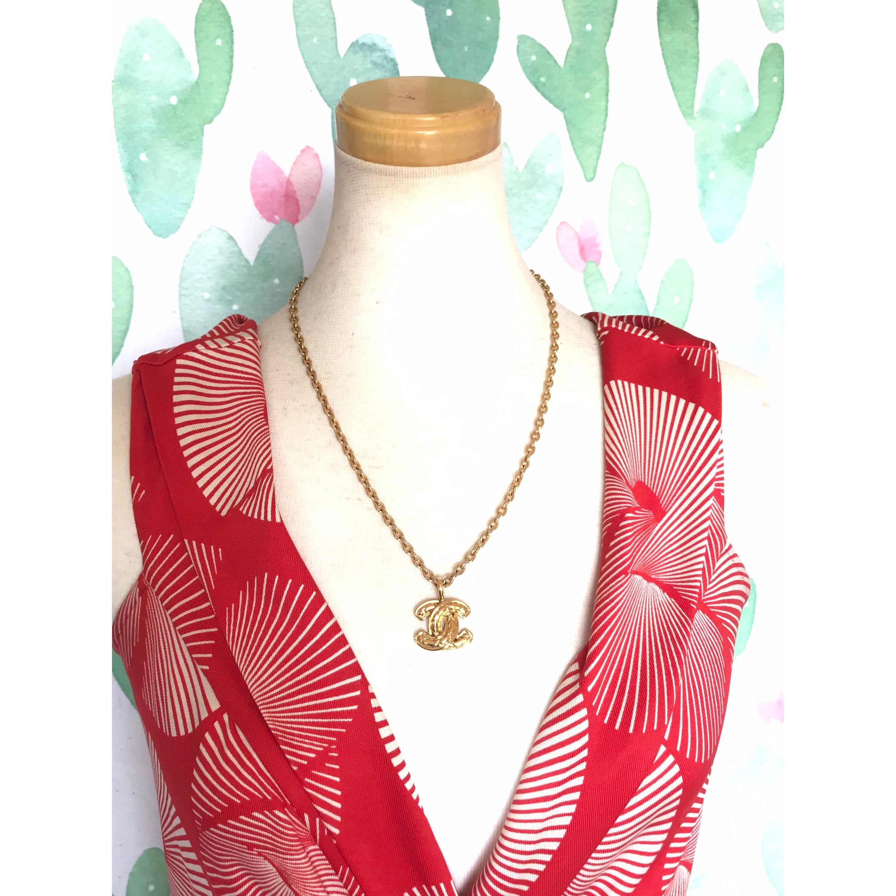 Vintage CHANEL classic chain necklace with mini matelasse CC