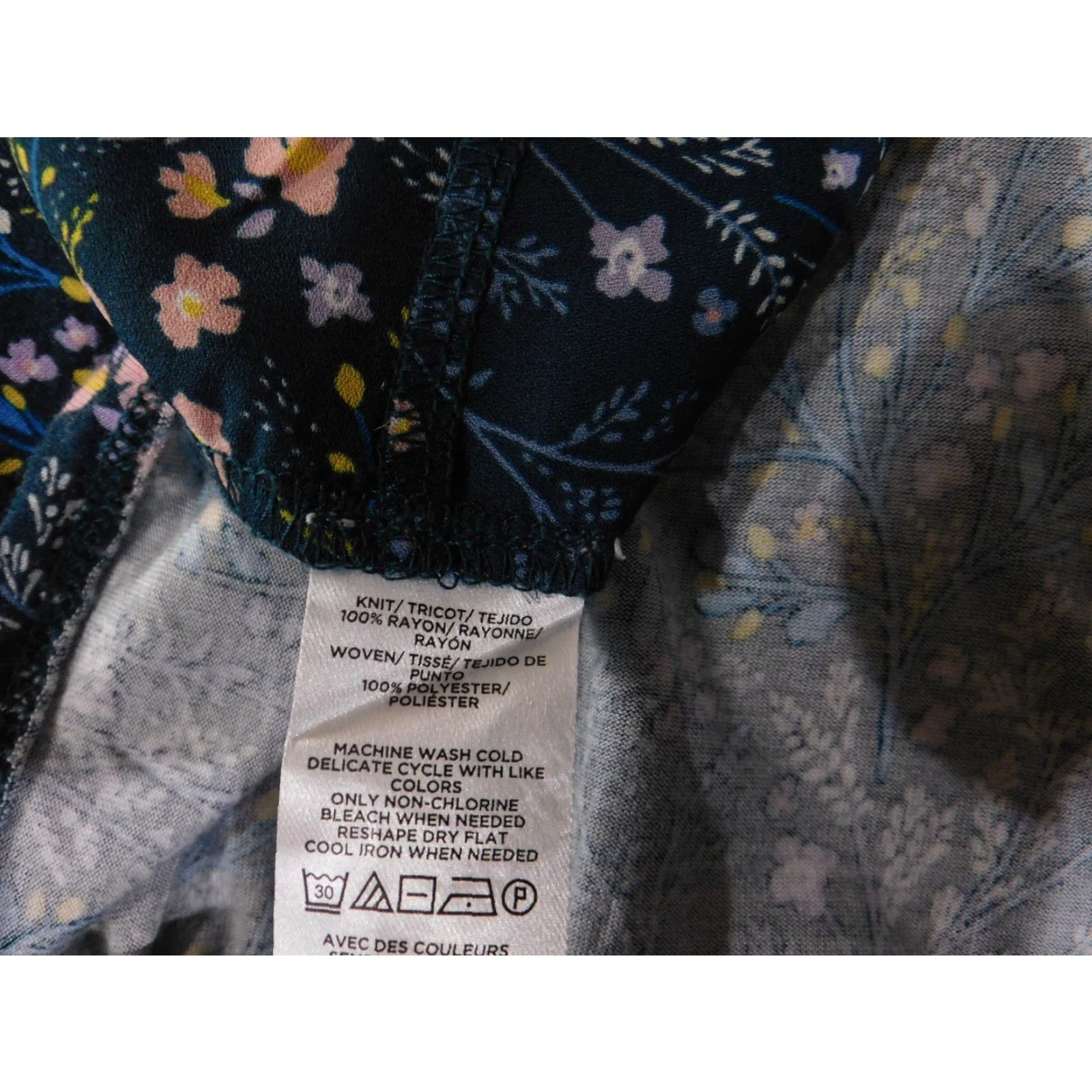 Ann Taylor LOFT Ann Taylor Loft Blouse Woman Regular Medium Blue Floral Long Sleeve V-Neck Lightweight Twist Front Casual Shirt Girls? Wait no. End. Size M / US 6-8 / IT 42-44 - 7 Thumbnail