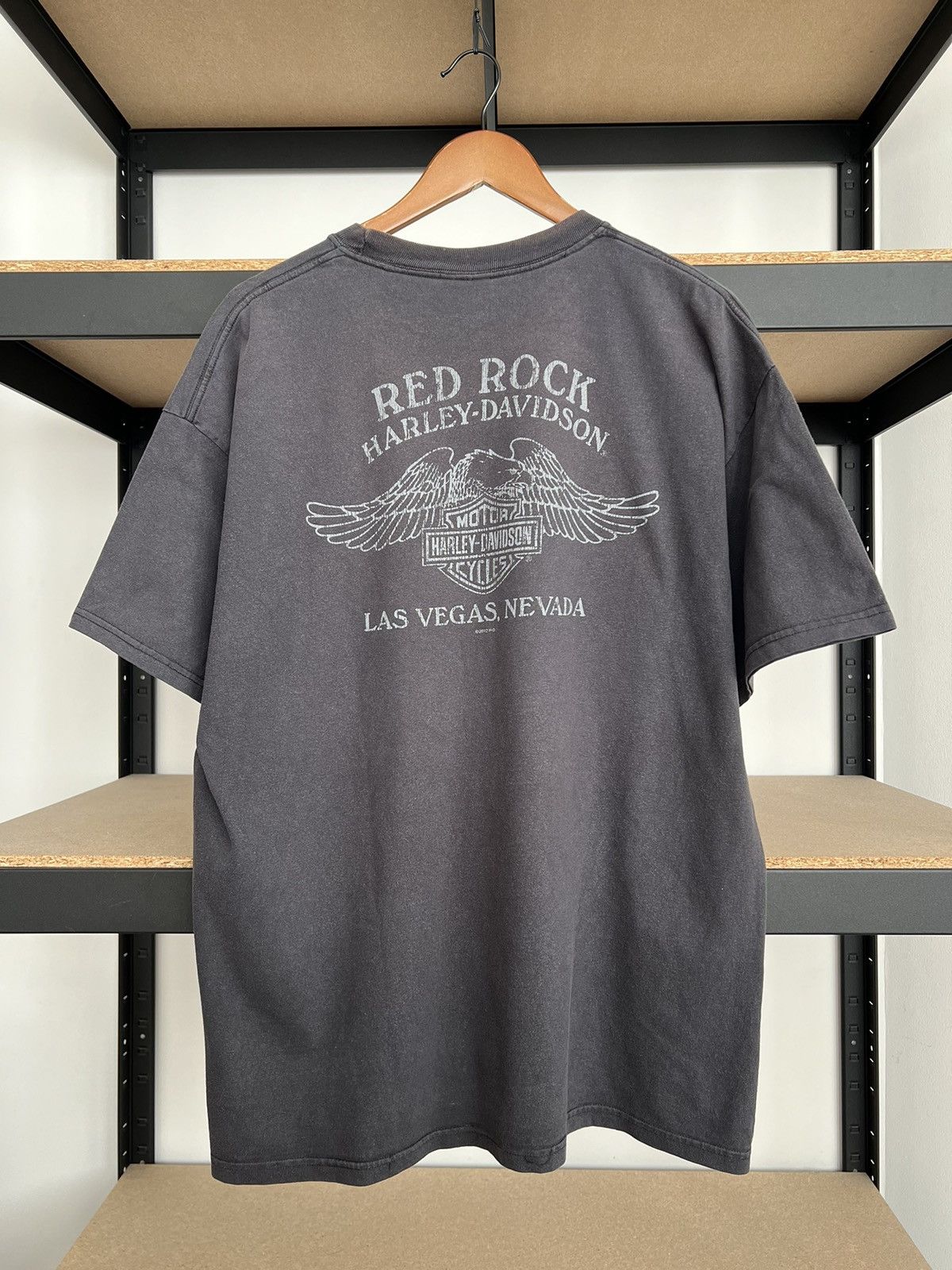 Harley Davidson Vintage 2012 Harley Davidson Eagle Red Rock Black T-shirt Size US XL / EU 56 / 4 - 2 Thumbnail